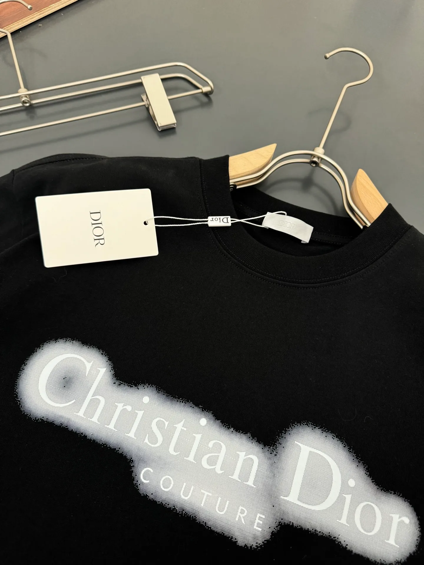 🅿️200 DIOR*Dior*320g heavyweight pure cotton T-shirt, thick, breathable and loose fit. Printed logo design. Spring and summer new round neck fashionable short-sleeved T-shirt. Comfortable against the skin, durable and easy to wear. Meticulous original craftsmanship, a must-have for casual and versatile colors. Color: Black, White, Anchor Red. Size: S M L XL XXL.