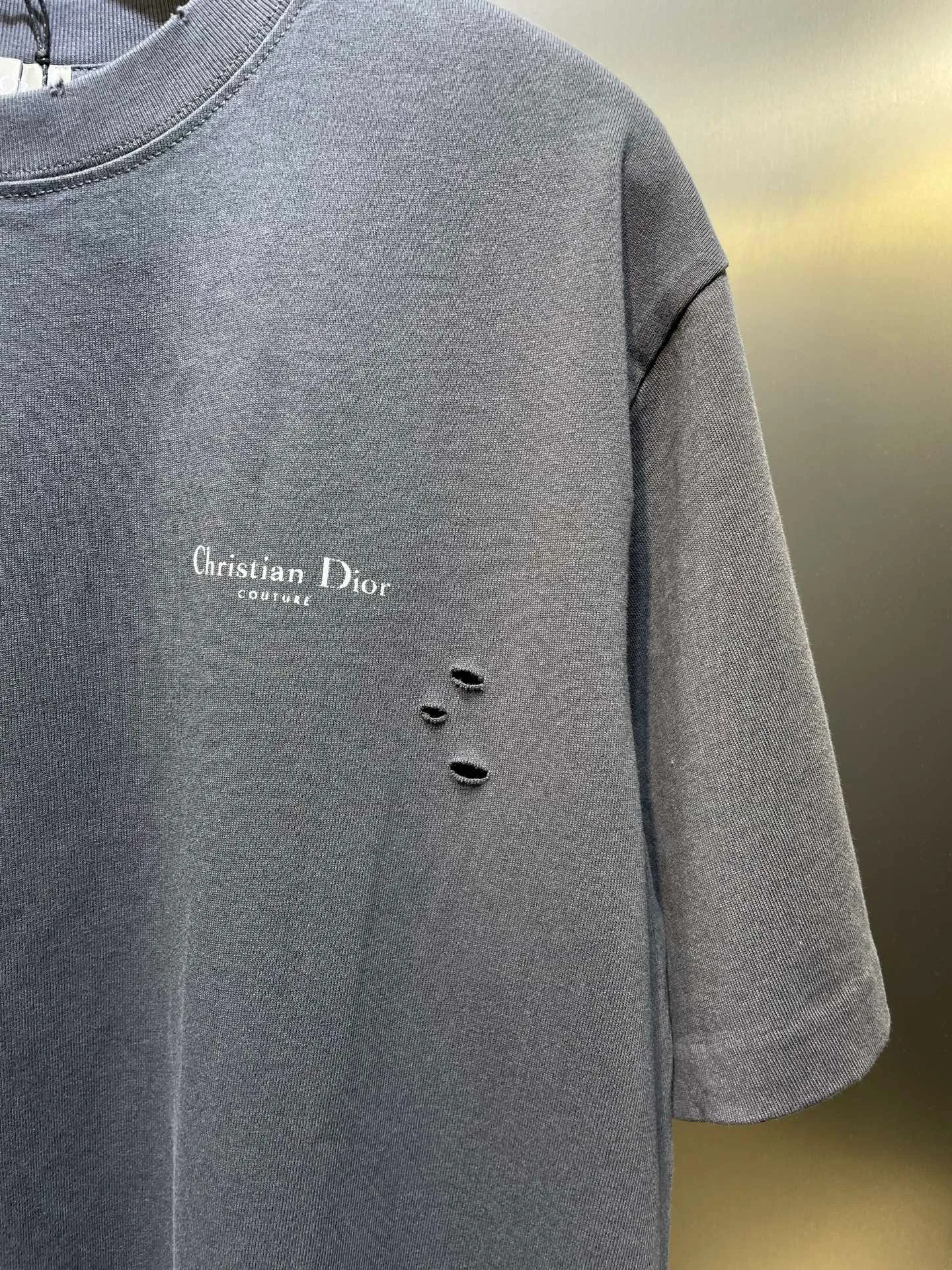 🅿️300 DIOR 🌟【Top Original Order】Lily of the Valley Printed Short Sleeves Process description: Made of 270g washed cotton, 36-count double yarns, the fabric is comfortable and soft, skin-friendly and breathable, with a tight and thick feel, four-thread dense edges, double-thread collar edge, double-needle chain bottom hemming and thread wrapping, the chest is decorated with brand letter logo printing, and the back is decorated with Lily of the Valley letter printing, fine workmanship, the overall line is straight and delicate, the fabric is comfortable and soft, and the color is consistent without color difference. It can be matched with the same style to create a fashionable look, and can be used in various occasions. Customized accessories, complete with three standards, same style for men and women! ⚠️Color: Gray ⚠️Size: XSSML