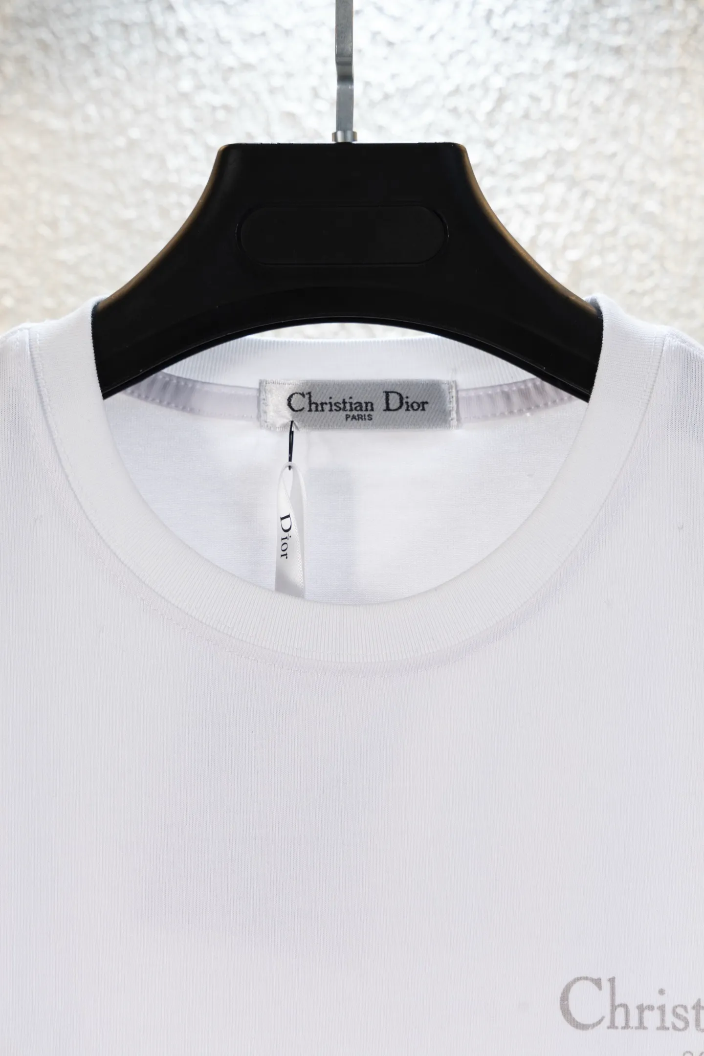 🅿️170 style number k8038 DIOR printed letters‼ ️Short-sleeved T-shirt® is the same as the official website *Customized 280g cotton fabric, soft, skin-friendly and comfortable *Laminated letter logo on the front *A very simple and elegant one that is unparalleled in terms of upper body comfort, interpreting your luxury and taste, and creating your fashionable style and charm. ⚠️Washing method: It is recommended to dry clean or wrap the reverse side in a laundry bag and machine wash it quickly in cold water and let it dry naturally! ⚠️Same style for men and women 𝐂𝐎𝐋𝐎𝐔𝐑: white black 𝐒𝐈𝐙𝐄 XS S M L