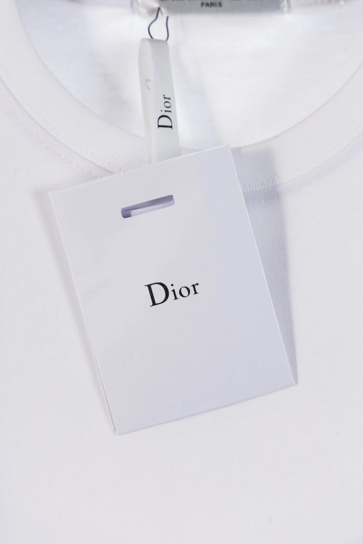 🅿️170 style number k8038 DIOR printed letters‼ ️Short-sleeved T-shirt® is the same as the official website *Customized 280g cotton fabric, soft, skin-friendly and comfortable *Laminated letter logo on the front *A very simple and elegant one that is unparalleled in terms of upper body comfort, interpreting your luxury and taste, and creating your fashionable style and charm. ⚠️Washing method: It is recommended to dry clean or wrap the reverse side in a laundry bag and machine wash it quickly in cold water and let it dry naturally! ⚠️Same style for men and women 𝐂𝐎𝐋𝐎𝐔𝐑: white black 𝐒𝐈𝐙𝐄 XS S M L