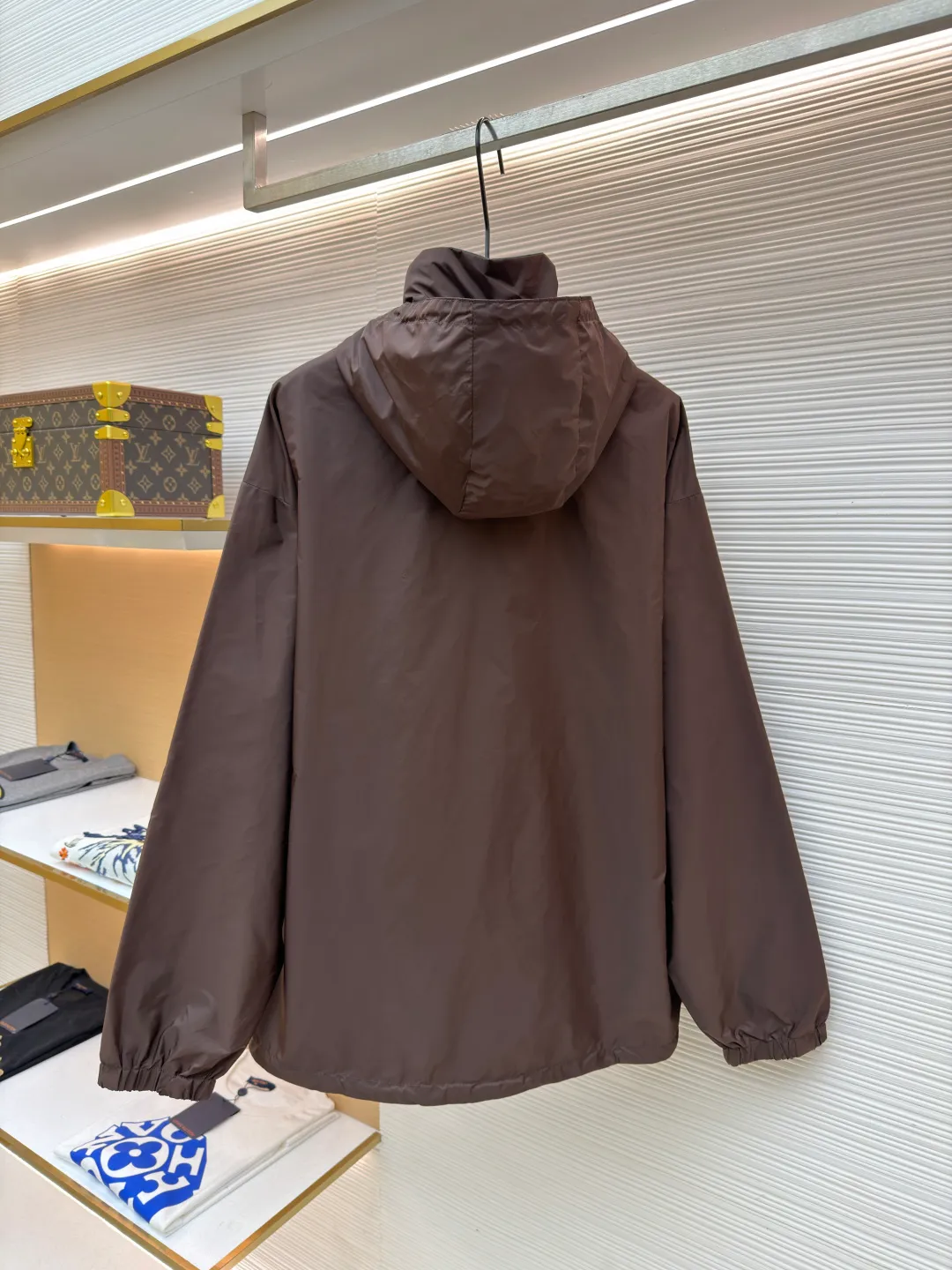 Prada nylon double-sided stand collar jacket ●Original version: Purchased and developed by 11889 ●Item number: 1682491-B60 ●Fabric: nylon fabric ●Technology: Positioning cutting machine production ●Color: brown gray ●Version: Fitted version ●Weight: about 390 grams ●Size: S-M-L-XL ●Description: The brand's iconic regenerated nylon fabric is selected, which has the same performance as traditional nylon, with high strength, tear resistance, wear resistance and other characteristics. It is lightweight and waterproof, suitable for various scenarios. Anti-wrinkle, quick-drying and easy to maintain on a daily basis. Wrap the portion with bias-cut fabric strips, and control the width to about 0.4CM. Align the edges of the two layers of fabric and then fold and sew, with the seams hidden in the sandwich. Then fix it through "anchor points". There are no burrs on both the inner and outer sides, and all seams are completely wrapped, while preventing the bad experience of relative sliding during wearing. The overall wiring is straight and delicate, the fabric is comfortable and soft, and the color is consistent without color difference. It can be matched with the same style to create a fashionable look and control various occasions. Customized accessories, complete with three standards, same style for men and women!