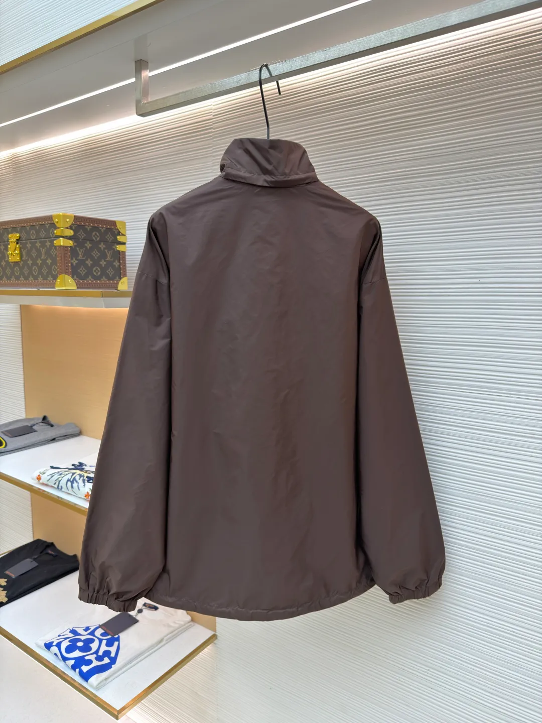 Prada nylon double-sided stand collar jacket ●Original version: Purchased and developed by 11889 ●Item number: 1682491-B60 ●Fabric: nylon fabric ●Technology: Positioning cutting machine production ●Color: brown gray ●Version: Fitted version ●Weight: about 390 grams ●Size: S-M-L-XL ●Description: The brand's iconic regenerated nylon fabric is selected, which has the same performance as traditional nylon, with high strength, tear resistance, wear resistance and other characteristics. It is lightweight and waterproof, suitable for various scenarios. Anti-wrinkle, quick-drying and easy to maintain on a daily basis. Wrap the portion with bias-cut fabric strips, and control the width to about 0.4CM. Align the edges of the two layers of fabric and then fold and sew, with the seams hidden in the sandwich. Then fix it through "anchor points". There are no burrs on both the inner and outer sides, and all seams are completely wrapped, while preventing the bad experience of relative sliding during wearing. The overall wiring is straight and delicate, the fabric is comfortable and soft, and the color is consistent without color difference. It can be matched with the same style to create a fashionable look and control various occasions. Customized accessories, complete with three standards, same style for men and women!