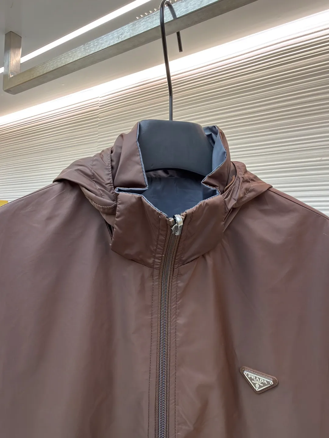 Prada nylon double-sided stand collar jacket ●Original version: Purchased and developed by 11889 ●Item number: 1682491-B60 ●Fabric: nylon fabric ●Technology: Positioning cutting machine production ●Color: brown gray ●Version: Fitted version ●Weight: about 390 grams ●Size: S-M-L-XL ●Description: The brand's iconic regenerated nylon fabric is selected, which has the same performance as traditional nylon, with high strength, tear resistance, wear resistance and other characteristics. It is lightweight and waterproof, suitable for various scenarios. Anti-wrinkle, quick-drying and easy to maintain on a daily basis. Wrap the portion with bias-cut fabric strips, and control the width to about 0.4CM. Align the edges of the two layers of fabric and then fold and sew, with the seams hidden in the sandwich. Then fix it through "anchor points". There are no burrs on both the inner and outer sides, and all seams are completely wrapped, while preventing the bad experience of relative sliding during wearing. The overall wiring is straight and delicate, the fabric is comfortable and soft, and the color is consistent without color difference. It can be matched with the same style to create a fashionable look and control various occasions. Customized accessories, complete with three standards, same style for men and women!