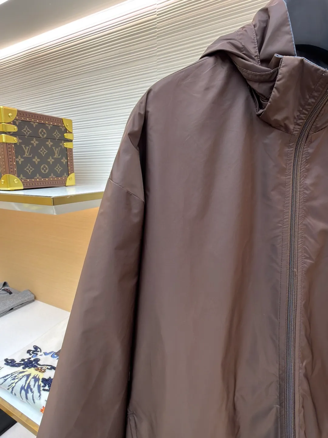 Prada nylon double-sided stand collar jacket ●Original version: Purchased and developed by 11889 ●Item number: 1682491-B60 ●Fabric: nylon fabric ●Technology: Positioning cutting machine production ●Color: brown gray ●Version: Fitted version ●Weight: about 390 grams ●Size: S-M-L-XL ●Description: The brand's iconic regenerated nylon fabric is selected, which has the same performance as traditional nylon, with high strength, tear resistance, wear resistance and other characteristics. It is lightweight and waterproof, suitable for various scenarios. Anti-wrinkle, quick-drying and easy to maintain on a daily basis. Wrap the portion with bias-cut fabric strips, and control the width to about 0.4CM. Align the edges of the two layers of fabric and then fold and sew, with the seams hidden in the sandwich. Then fix it through "anchor points". There are no burrs on both the inner and outer sides, and all seams are completely wrapped, while preventing the bad experience of relative sliding during wearing. The overall wiring is straight and delicate, the fabric is comfortable and soft, and the color is consistent without color difference. It can be matched with the same style to create a fashionable look and control various occasions. Customized accessories, complete with three standards, same style for men and women!