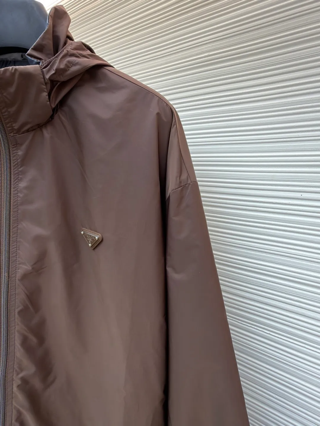Prada nylon double-sided stand collar jacket ●Original version: Purchased and developed by 11889 ●Item number: 1682491-B60 ●Fabric: nylon fabric ●Technology: Positioning cutting machine production ●Color: brown gray ●Version: Fitted version ●Weight: about 390 grams ●Size: S-M-L-XL ●Description: The brand's iconic regenerated nylon fabric is selected, which has the same performance as traditional nylon, with high strength, tear resistance, wear resistance and other characteristics. It is lightweight and waterproof, suitable for various scenarios. Anti-wrinkle, quick-drying and easy to maintain on a daily basis. Wrap the portion with bias-cut fabric strips, and control the width to about 0.4CM. Align the edges of the two layers of fabric and then fold and sew, with the seams hidden in the sandwich. Then fix it through "anchor points". There are no burrs on both the inner and outer sides, and all seams are completely wrapped, while preventing the bad experience of relative sliding during wearing. The overall wiring is straight and delicate, the fabric is comfortable and soft, and the color is consistent without color difference. It can be matched with the same style to create a fashionable look and control various occasions. Customized accessories, complete with three standards, same style for men and women!