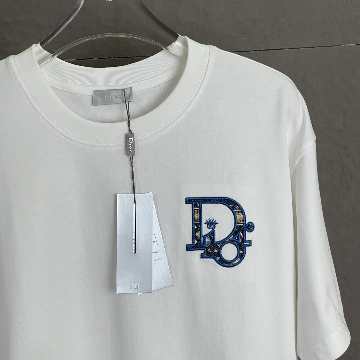 🅿️190 /A57 DIOR Dior Fabric upgrade 300 high gram weight High-end three-dimensional embroidery technology Exclusive new original order Same style for men and women Casual loose-fitting short sleeves High-end customization High version Fashionable and versatile imported fabrics Super soft and delicate feel Skin-friendly and comfortable to wear High-end boutique High-temperature washing process to ensure no deformation or shrinkage, summer wear, a comfortable and beautiful value! A must-have item for beauty and aging! The surface is ultra-fine and smooth, uniform, delicate and soft. It is comfortable to wear and can easily create a cool summer feel. It is easy to handle on the upper body and becomes the focus of the street in minutes. Size: S-XL Color: black and white