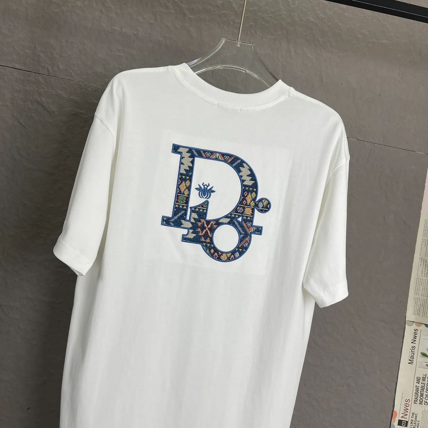🅿️190 /A57 DIOR Dior Fabric upgrade 300 high gram weight High-end three-dimensional embroidery technology Exclusive new original order Same style for men and women Casual loose-fitting short sleeves High-end customization High version Fashionable and versatile imported fabrics Super soft and delicate feel Skin-friendly and comfortable to wear High-end boutique High-temperature washing process to ensure no deformation or shrinkage, summer wear, a comfortable and beautiful value! A must-have item for beauty and aging! The surface is ultra-fine and smooth, uniform, delicate and soft. It is comfortable to wear and can easily create a cool summer feel. It is easy to handle on the upper body and becomes the focus of the street in minutes. Size: S-XL Color: black and white