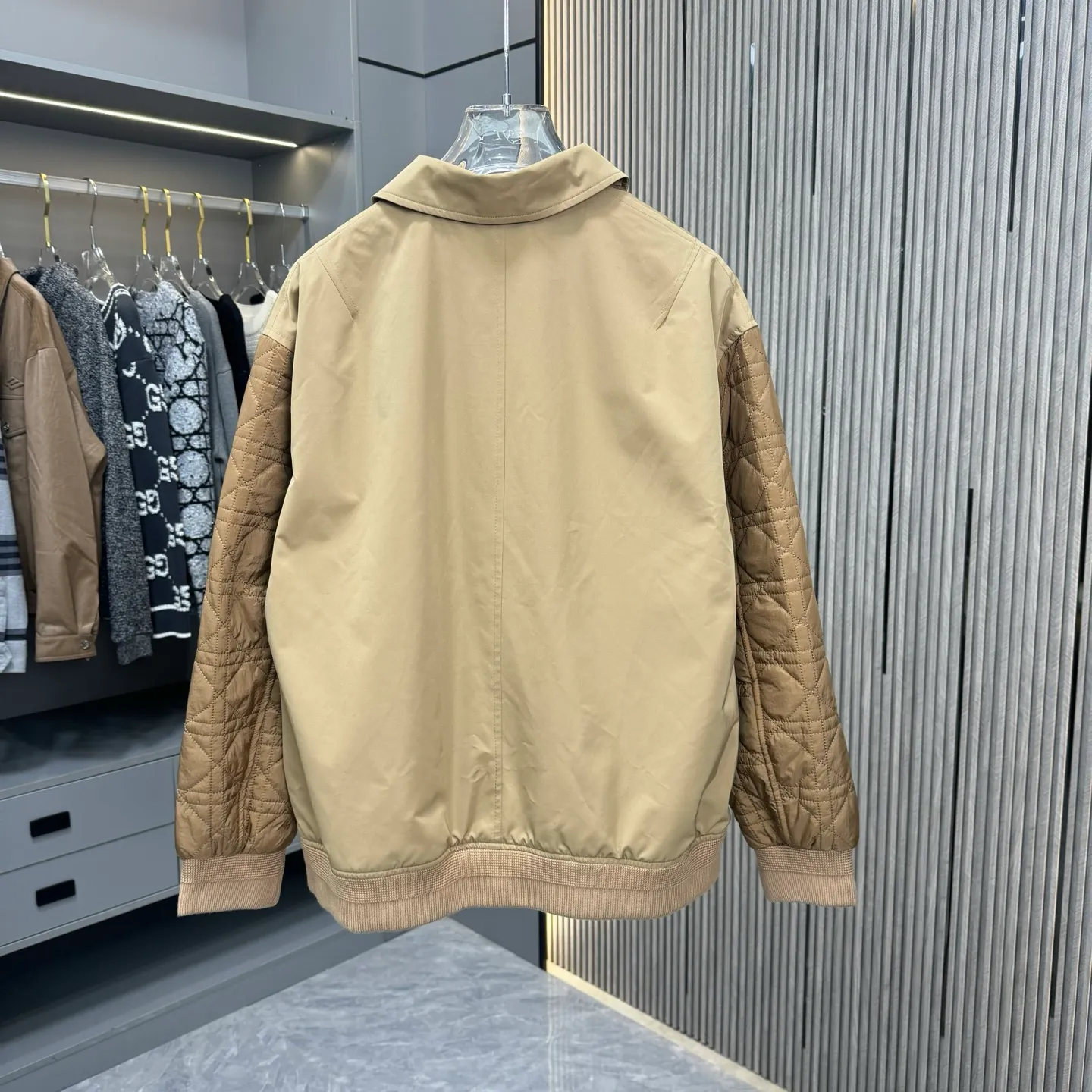 🅿️420 Dior Dior Autumn and Winter 25 Lily of the Valley embroidered short jacket is made of brown cotton twill fabric, decorated with contrasting seam sleeves, showing the classic cannage pattern, embroidered on the chest with lily of the valley flowers, custom-made jacquard rows at the cuffs hem SMLXL