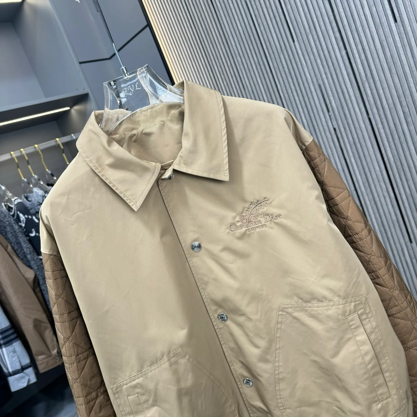 🅿️420 Dior Dior Autumn and Winter 25 Lily of the Valley embroidered short jacket is made of brown cotton twill fabric, decorated with contrasting seam sleeves, showing the classic cannage pattern, embroidered on the chest with lily of the valley flowers, custom-made jacquard rows at the cuffs hem SMLXL