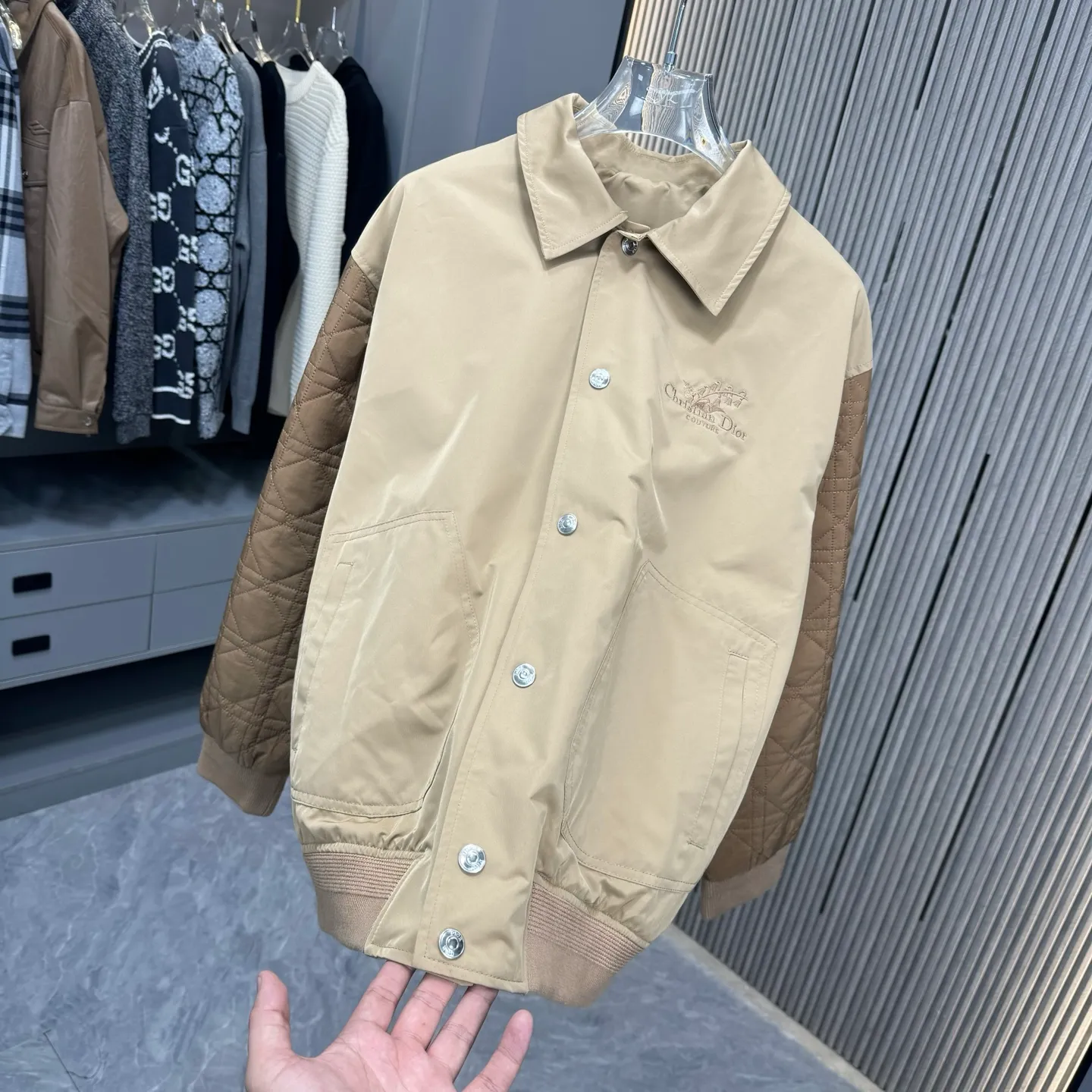 🅿️420 Dior Dior Autumn and Winter 25 Lily of the Valley embroidered short jacket is made of brown cotton twill fabric, decorated with contrasting seam sleeves, showing the classic cannage pattern, embroidered on the chest with lily of the valley flowers, custom-made jacquard rows at the cuffs hem SMLXL
