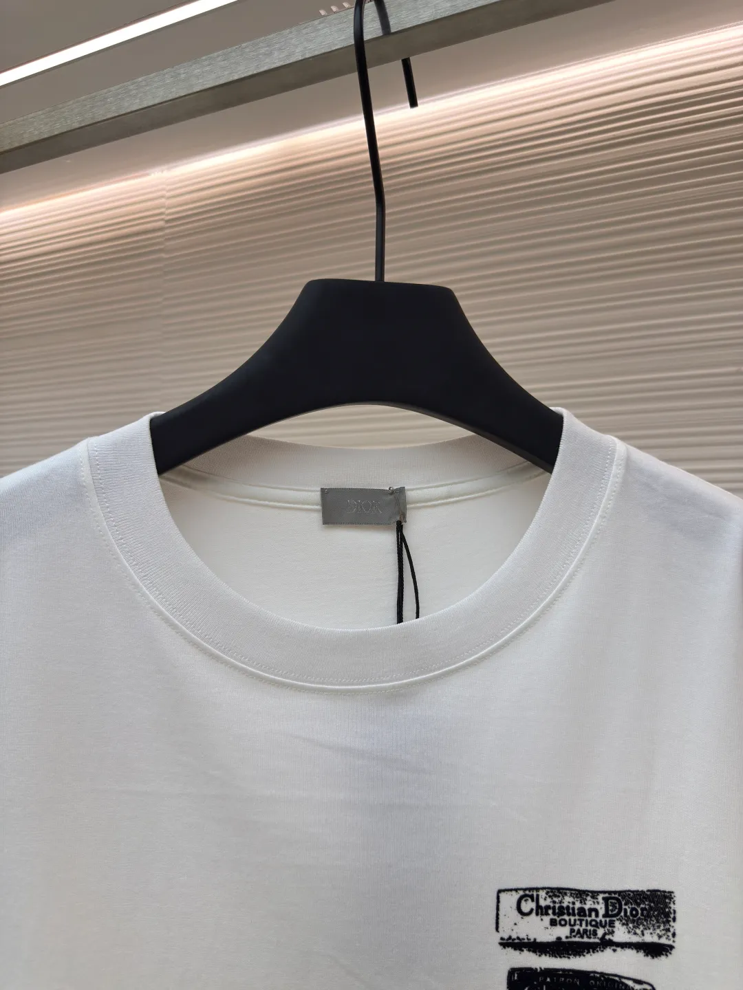 Dior flocked logo T-shirt ●Authentic product: purchased and developed by 7200 ●Item number: 1680147-A05 ●Fabric: pure cotton fabric ●Technology: flocked jacquard production ●Version: fitted version ●Weight: about 255 grams ●Size: XS-S-M-L ●Description: The fabric is made of 50s double-ply long-staple cotton plain fabric, treated with dust-free wool technology to give a light and soft cotton feel. It is matched with 32s single-ply yarn combed cotton 1*1 collar rib. The fabric is printed with hand-made platen screen flocking, and the bottom layer is coated with anti-sublimation liquid. The flocking slurry is scraped, and the pile is made of 0.2mm high viscose velvet. The two-color pile is mixed. The bottom of the cage cover is electrostatically flocked. The flocking operation time is tested multiple times by pattern making to control the number and density of the pile to ensure that the visual effect is consistent with the original. The overall wiring is straight and delicate, the fabric is comfortable and soft, and the color is consistent without color difference. It can be matched with the same style to create a fashionable look and control various occasions. Customized accessories, complete with three standards, same style for men and women!