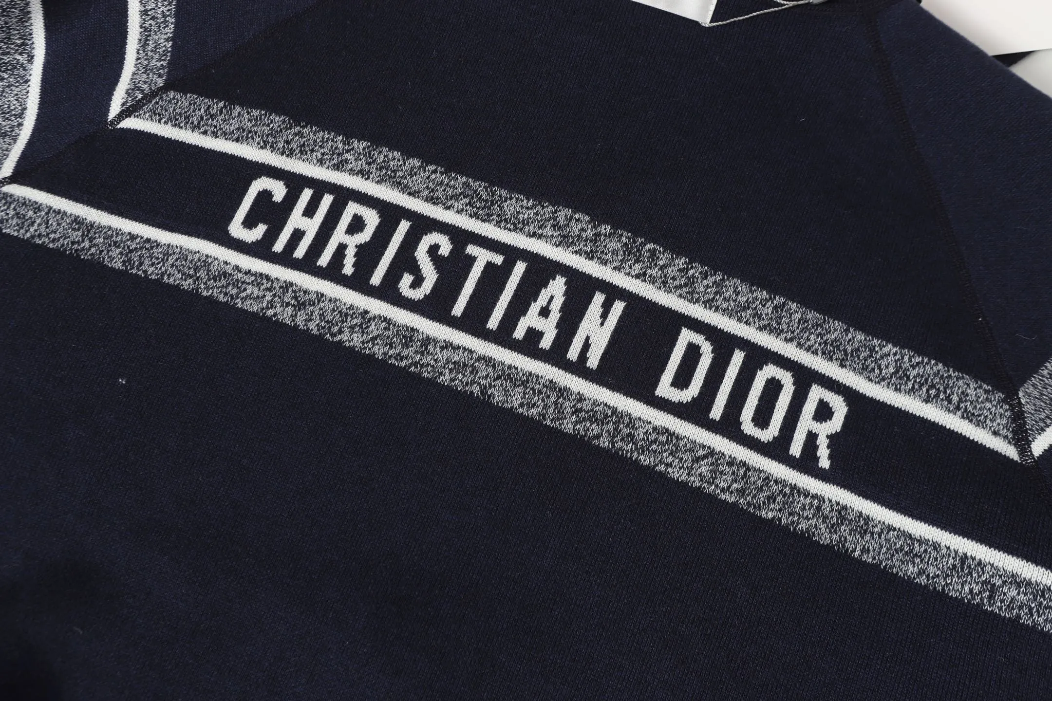 🅿️540 DIOR/Dior double-sided jacquard cashmere knitted hood (navy blue). The original version was purchased for 22,337 and developed. The fabric is made of cashmere blended knitted fabric, which is soft and comfortable. It features a zip closure at the front and subtle ribbed trimming at the cuffs and hem. The reversible design features a solid blue hue on one side and the brand's signature Oblique pattern on the other, with Cistian strap detailing on the back. The unlined cut ensures a light and effortless fit, while the slim fit creates an elegant silhouette. The entire piece has exquisite craftsmanship, double-sided knitting technology enables reversible wear, and ribbed edges enhance the three-dimensional effect. Dry cleaning and maintenance are recommended to maintain the delicate texture of cashmere fabrics. This piece is both casual and fashionable, and can be easily matched with all kinds of clothing, showing the brand's exquisite craftsmanship and classic aesthetics. Color: Navy Gray Size: S M L