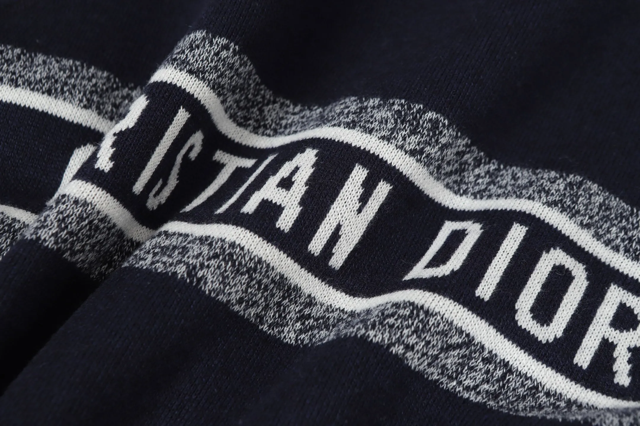 🅿️540 DIOR/Dior double-sided jacquard cashmere knitted hood (navy blue). The original version was purchased for 22,337 and developed. The fabric is made of cashmere blended knitted fabric, which is soft and comfortable. It features a zip closure at the front and subtle ribbed trimming at the cuffs and hem. The reversible design features a solid blue hue on one side and the brand's signature Oblique pattern on the other, with Cistian strap detailing on the back. The unlined cut ensures a light and effortless fit, while the slim fit creates an elegant silhouette. The entire piece has exquisite craftsmanship, double-sided knitting technology enables reversible wear, and ribbed edges enhance the three-dimensional effect. Dry cleaning and maintenance are recommended to maintain the delicate texture of cashmere fabrics. This piece is both casual and fashionable, and can be easily matched with all kinds of clothing, showing the brand's exquisite craftsmanship and classic aesthetics. Color: Navy Gray Size: S M L