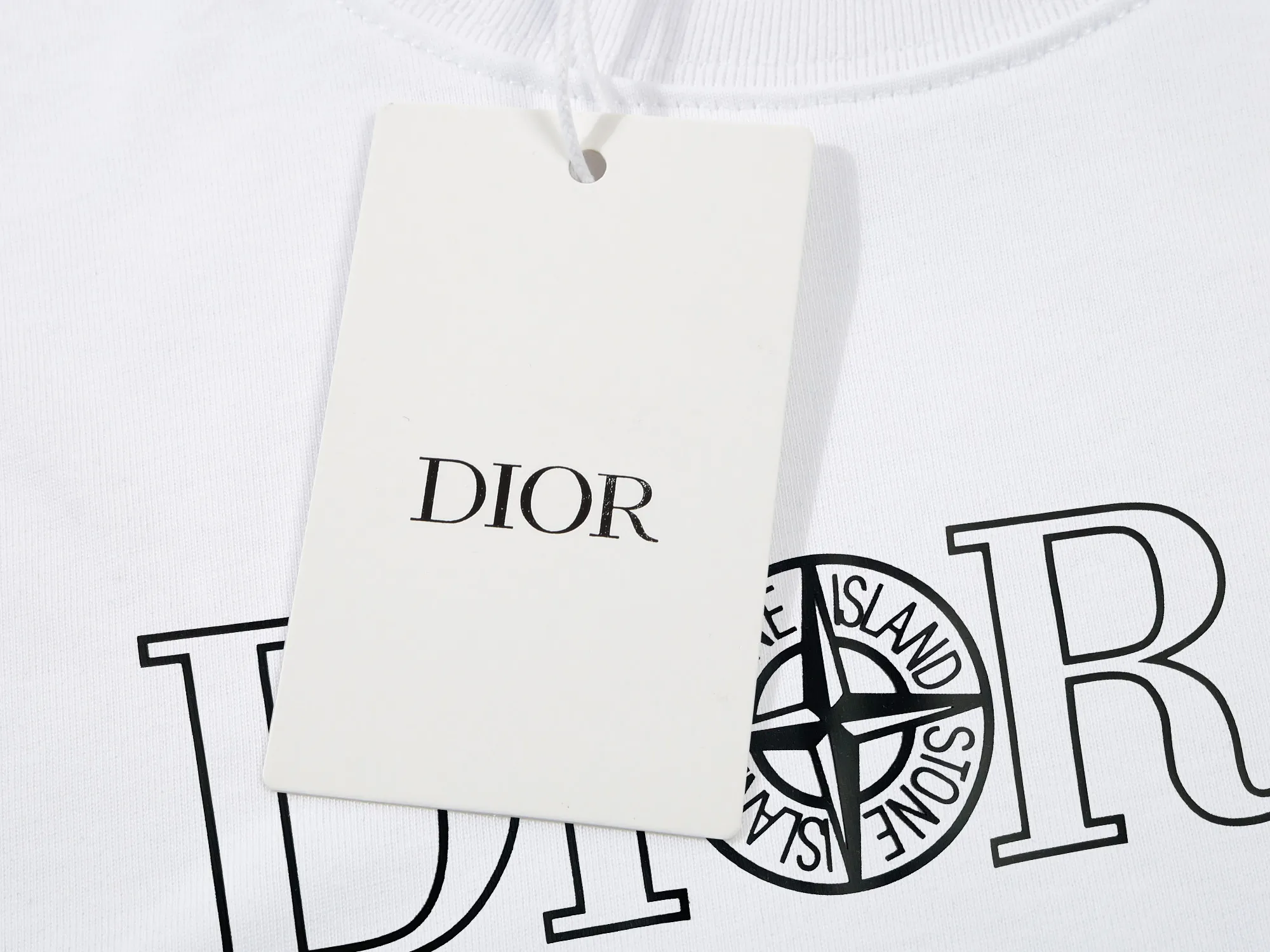 🅿️170 DIOR printed letters‼ ️Short-sleeved T-shirt® *Customized 280g cotton fabric, the fabric is soft, skin-friendly and comfortable *Laminated letter logo on the front *A very simple and elegant one that is unparalleled in terms of upper body comfort, interpreting your luxury and taste, and creating your fashionable charm. ⚠️Washing method: It is recommended to dry clean or wrap the reverse side in a laundry bag and machine wash it quickly in cold water and let it dry naturally! ⚠️ Unisex style 𝐂𝐎𝐋𝐎𝐔𝐑: White Black 𝐒𝐈𝐙𝐄: S-XL