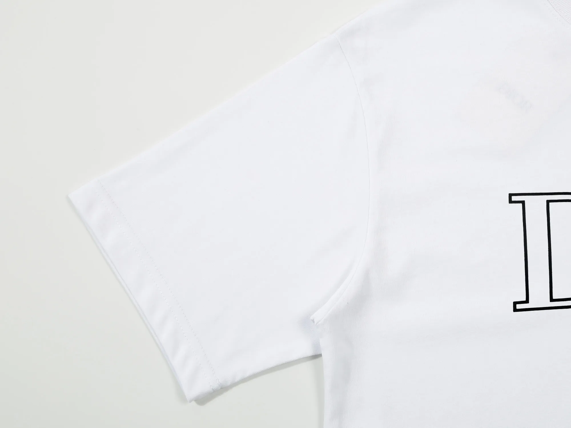 🅿️170 DIOR printed letters‼ ️Short-sleeved T-shirt® *Customized 280g cotton fabric, the fabric is soft, skin-friendly and comfortable *Laminated letter logo on the front *A very simple and elegant one that is unparalleled in terms of upper body comfort, interpreting your luxury and taste, and creating your fashionable charm. ⚠️Washing method: It is recommended to dry clean or wrap the reverse side in a laundry bag and machine wash it quickly in cold water and let it dry naturally! ⚠️ Unisex style 𝐂𝐎𝐋𝐎𝐔𝐑: White Black 𝐒𝐈𝐙𝐄: S-XL