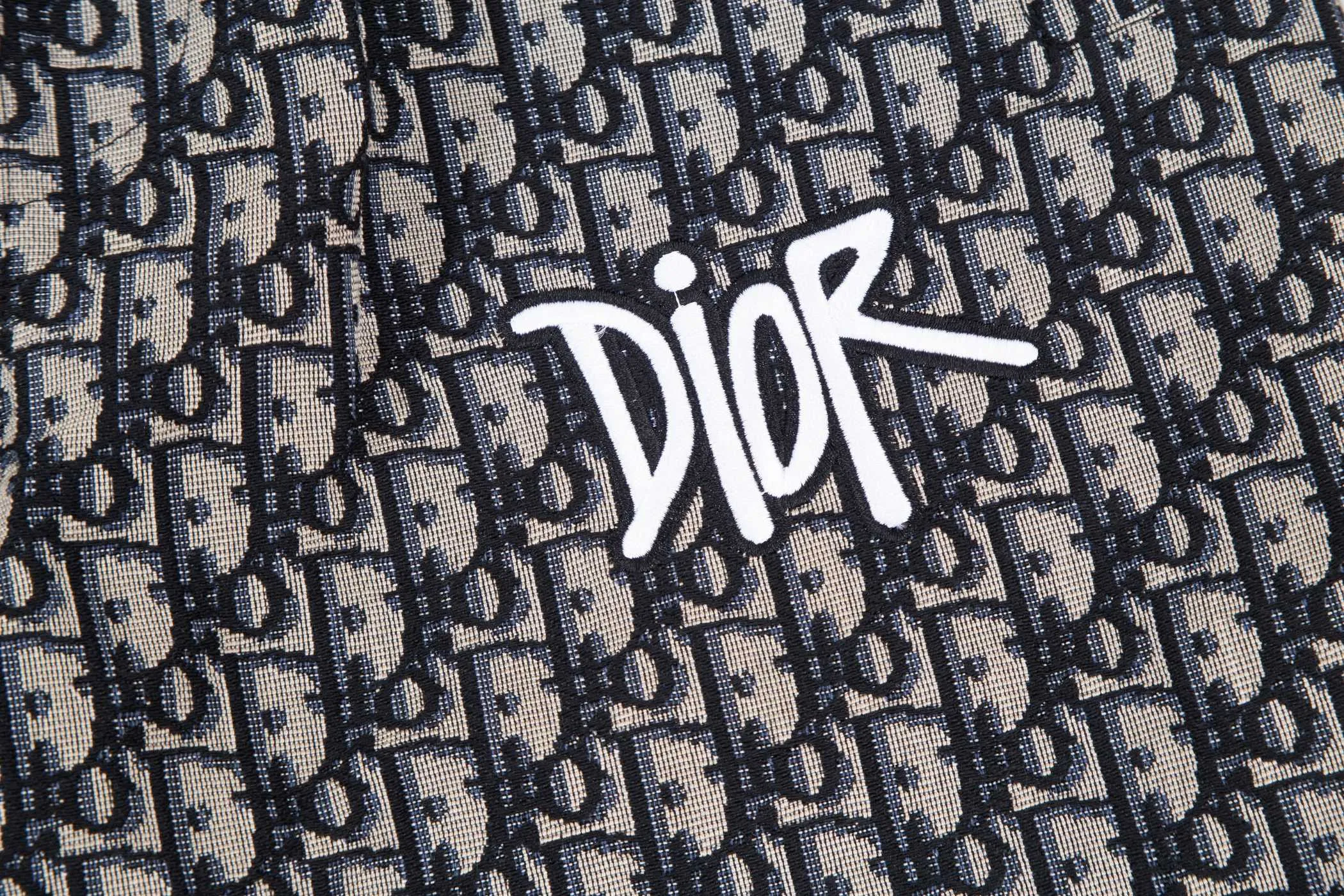 🅿️190 24SS new Dior Oxford jacquard shorts, customized fabric, embroidered logo. The version is tight and three-dimensional, with straight stripe splicing. The customized trouser cord hardware has strong texture and smoothness. The upper body is comfortable and breathable. It has a concave and convex three-dimensional feel. Fashionable and casual wear. Size M-4XL