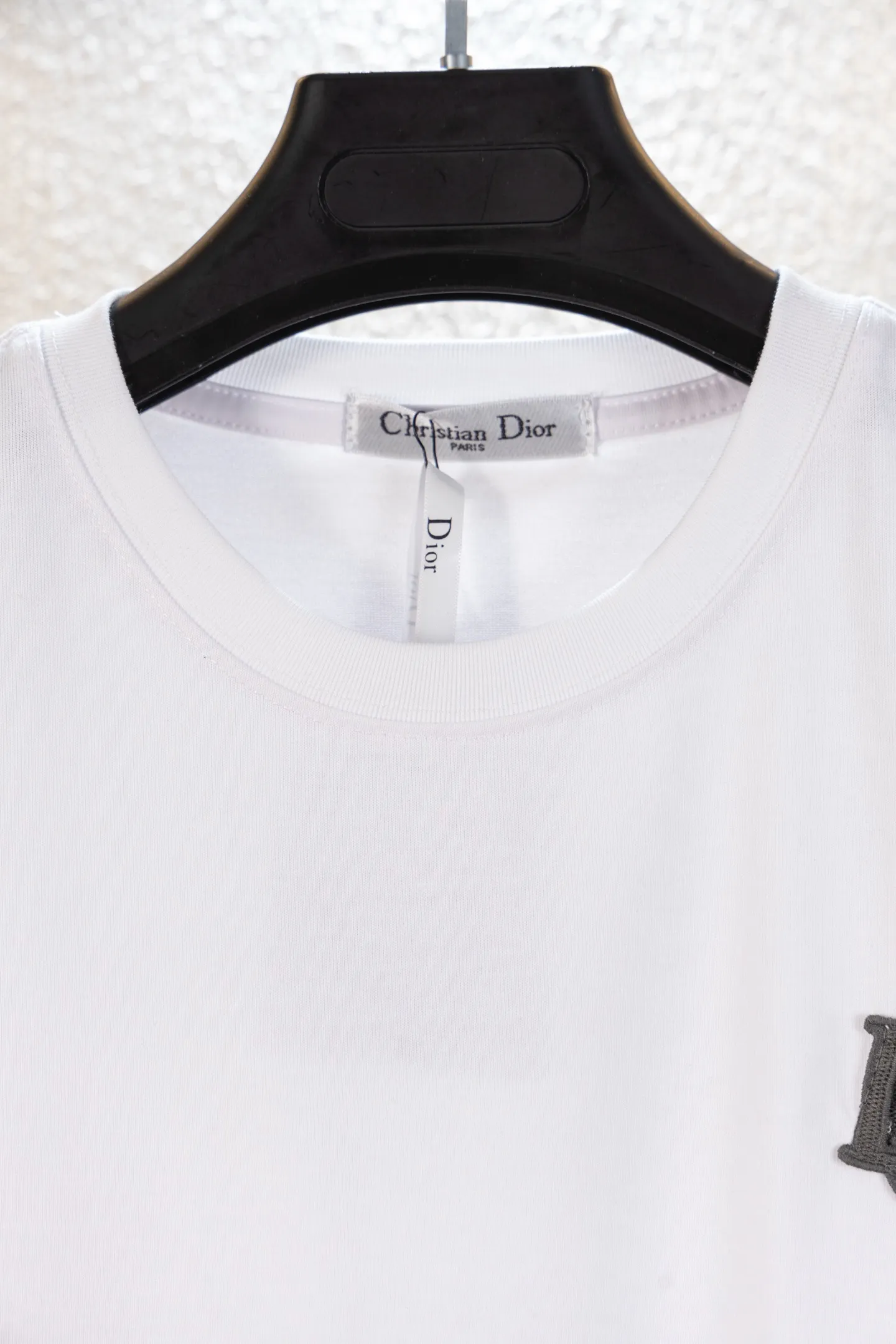 🅿️170 style number k8038 DIOR Dior embroidered letters‼ ️Short-sleeved T-shirt® is the same as the official website *Customized 280g cotton fabric, soft, skin-friendly and comfortable *CD letter logo embroidered on the front *A very simple and elegant one that is unparalleled in terms of upper body comfort, interpreting your luxury and taste, and creating your fashionable charm. ⚠️Washing method: It is recommended to dry clean or wrap the reverse side in a laundry bag and machine wash it quickly in cold water and let it dry naturally! ⚠️ Same style for men and women 𝐂𝐎𝐋𝐎𝐔𝐑: white black light apricot 𝐒𝐈𝐙𝐄 XS S M L