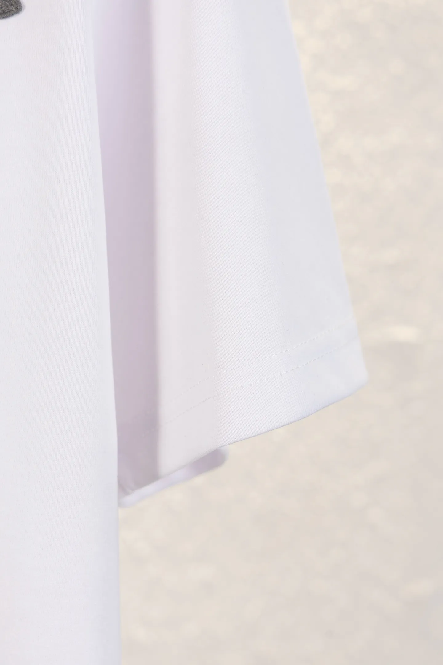 🅿️170 style number k8038 DIOR Dior embroidered letters‼ ️Short-sleeved T-shirt® is the same as the official website *Customized 280g cotton fabric, soft, skin-friendly and comfortable *CD letter logo embroidered on the front *A very simple and elegant one that is unparalleled in terms of upper body comfort, interpreting your luxury and taste, and creating your fashionable charm. ⚠️Washing method: It is recommended to dry clean or wrap the reverse side in a laundry bag and machine wash it quickly in cold water and let it dry naturally! ⚠️ Same style for men and women 𝐂𝐎𝐋𝐎𝐔𝐑: white black light apricot 𝐒𝐈𝐙𝐄 XS S M L