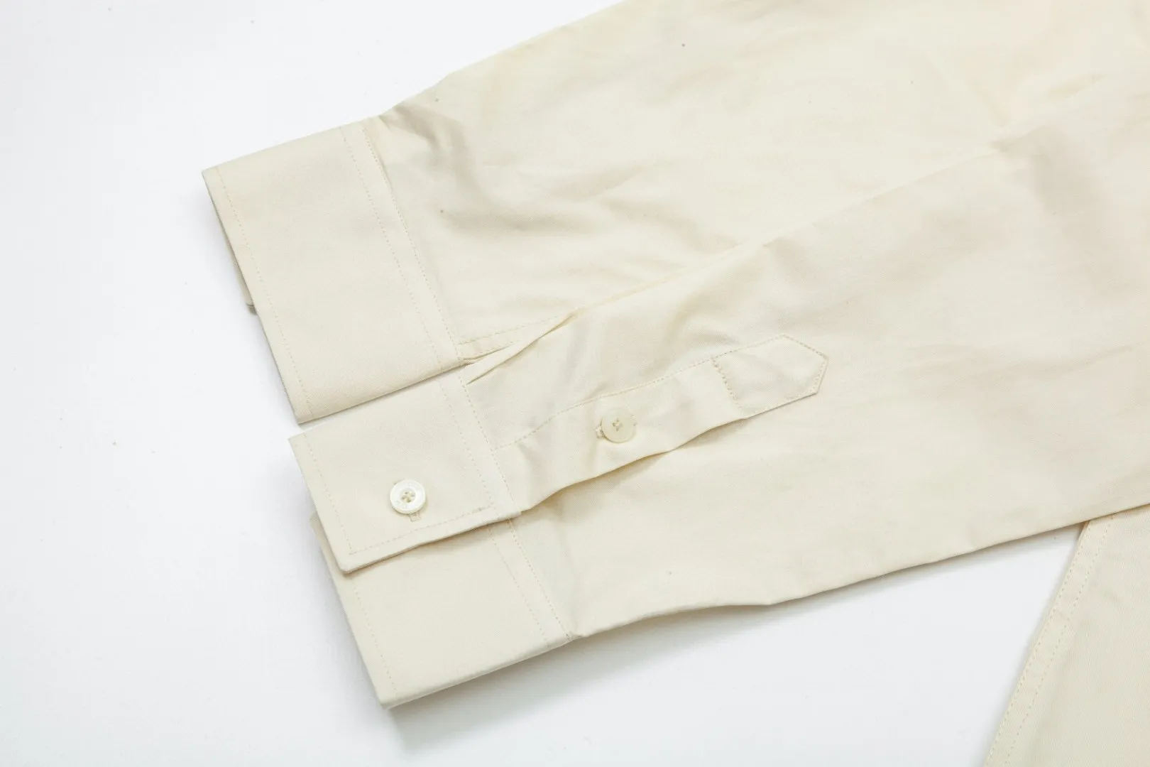 🅿️326 DIOR Dior 🔥The most popular style is coming. Fluorescent logo embroidered 1947 letter pattern long-sleeved shirt. 2024ss official website new long-sleeved shirt, exquisite embroidered logo. High-end version, customized fabrics at the counter. Highly breathable and comfortable, exquisitely crafted, impeccable detail processing, ✅customized logo engraved buttons, complete with three labels. Brand element design concept reflects high quality. It feels delicate and soft! It presents a casual cut and the upper body shape is great! 🐉Code number: M-XXL