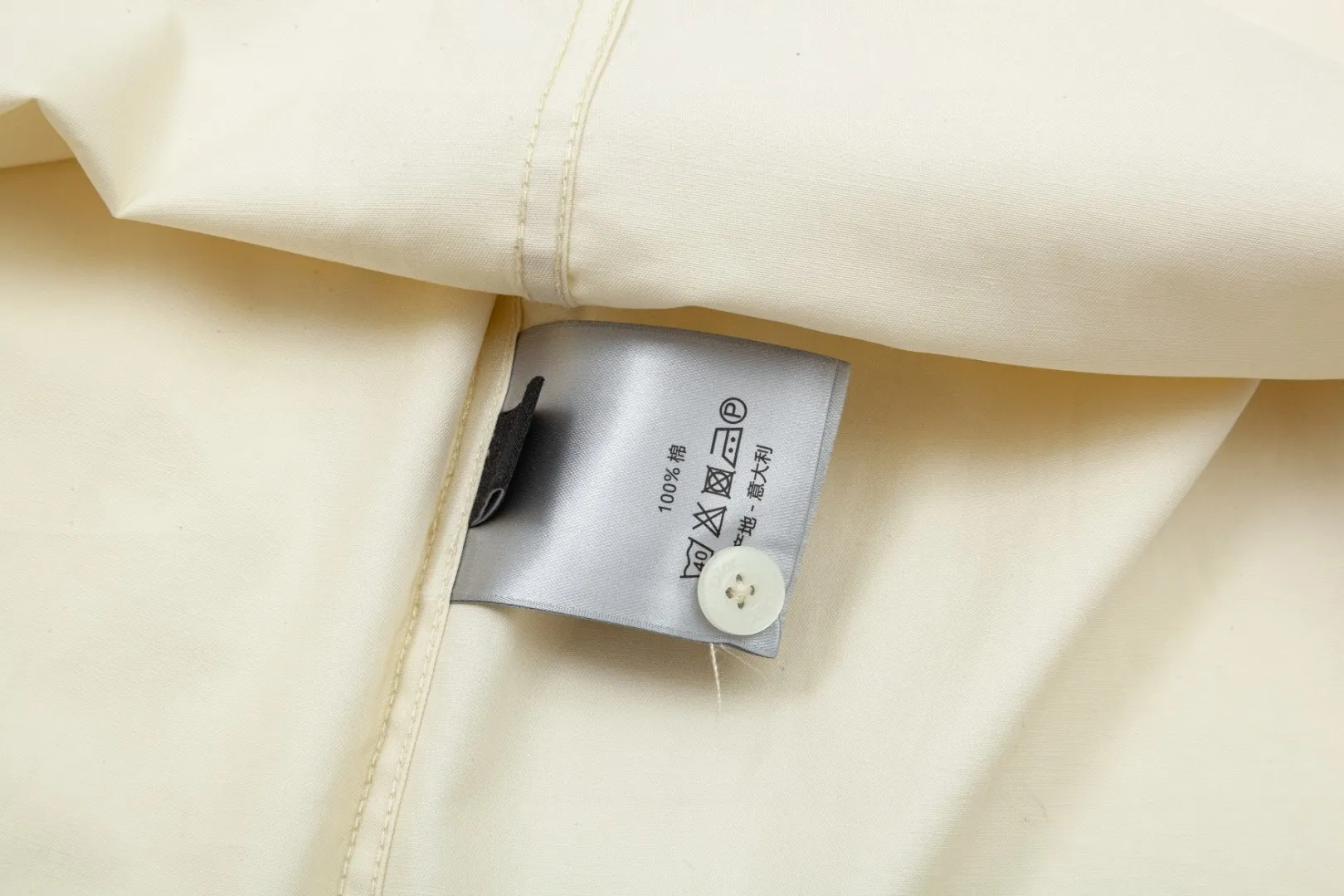 🅿️326 DIOR Dior 🔥The most popular style is coming. Fluorescent logo embroidered 1947 letter pattern long-sleeved shirt. 2024ss official website new long-sleeved shirt, exquisite embroidered logo. High-end version, customized fabrics at the counter. Highly breathable and comfortable, exquisitely crafted, impeccable detail processing, ✅customized logo engraved buttons, complete with three labels. Brand element design concept reflects high quality. It feels delicate and soft! It presents a casual cut and the upper body shape is great! 🐉Code number: M-XXL