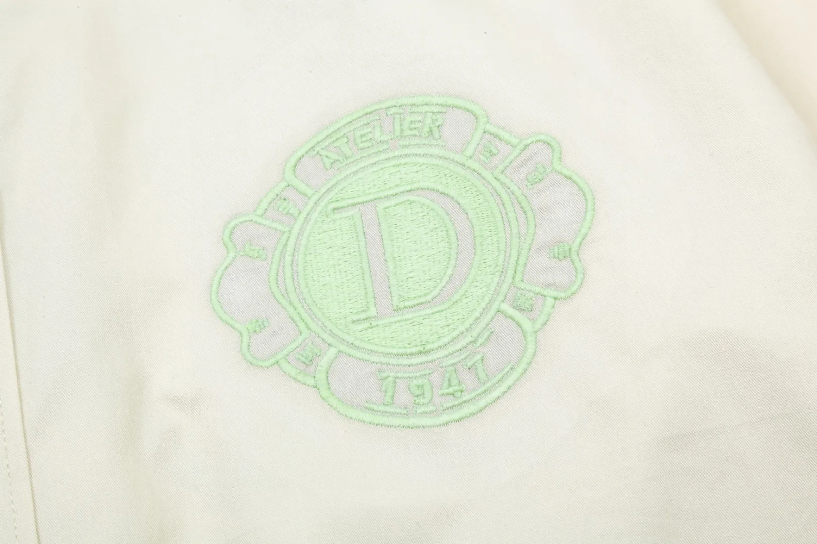 🅿️326 DIOR Dior 🔥The most popular style is coming. Fluorescent logo embroidered 1947 letter pattern long-sleeved shirt. 2024ss official website new long-sleeved shirt, exquisite embroidered logo. High-end version, customized fabrics at the counter. Highly breathable and comfortable, exquisitely crafted, impeccable detail processing, ✅customized logo engraved buttons, complete with three labels. Brand element design concept reflects high quality. It feels delicate and soft! It presents a casual cut and the upper body shape is great! 🐉Code number: M-XXL