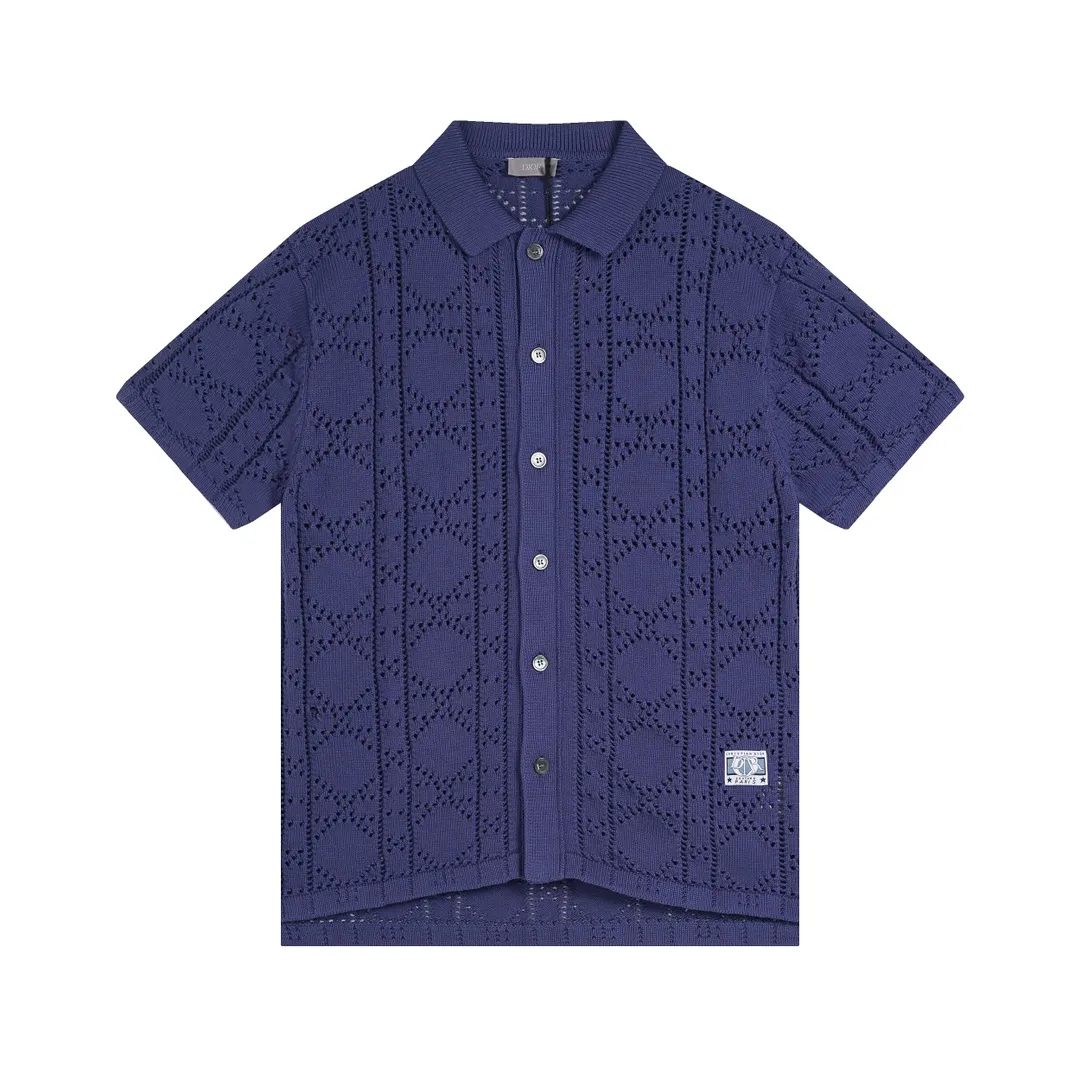 🅿️250 Correct version of high quality DR 2024ss new knitted polo cardigan short sleeves. This short-sleeved shirt pays tribute to the classic DR logo. Crafted from beige cotton and cashmere-blend mesh knit with an all-over cannage pattern, Dr Charm patch and ribbed collar. Vivid and fashionable, create a casual look, suitable for men and women. Size: XS-L