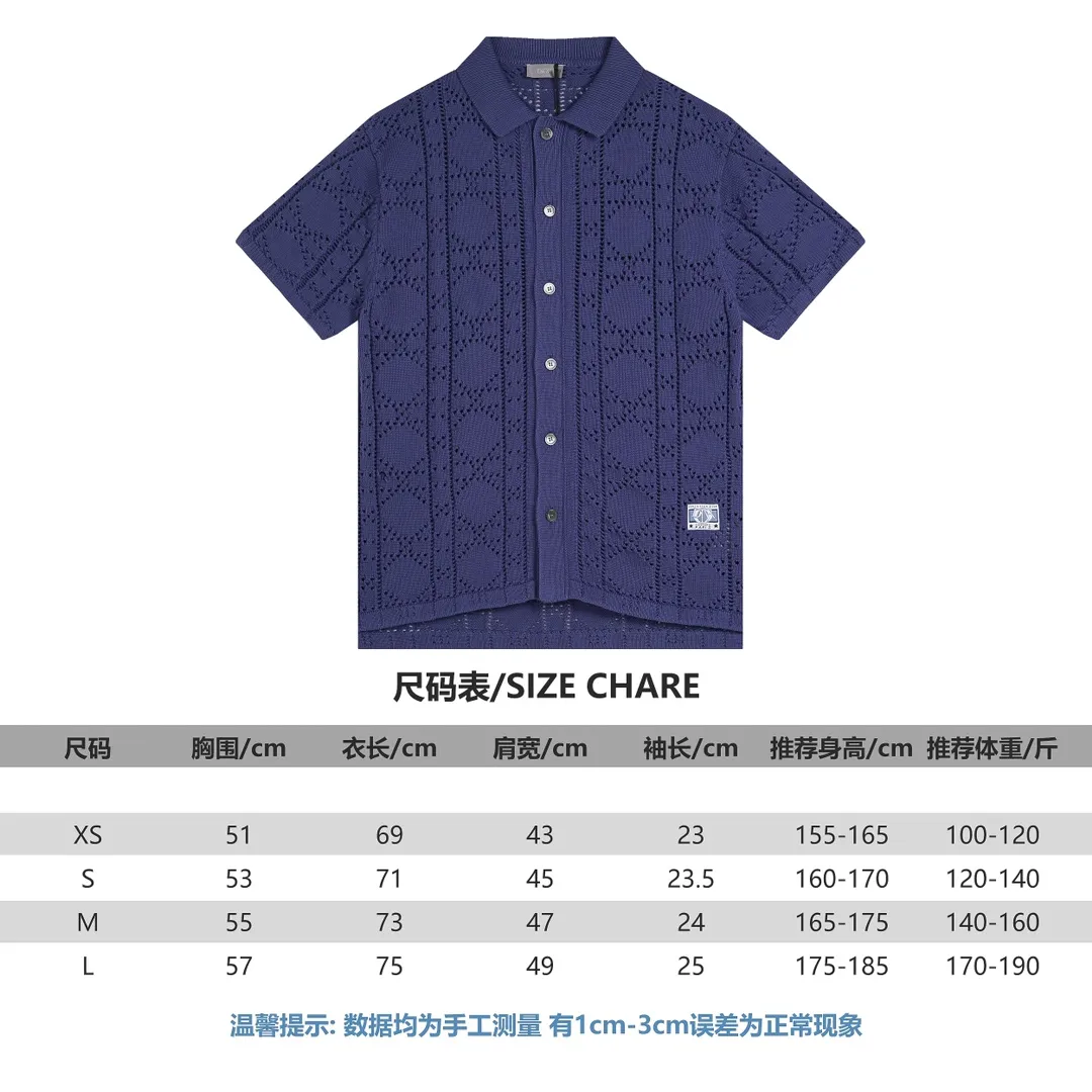 🅿️250 Correct version of high quality DR 2024ss new knitted polo cardigan short sleeves. This short-sleeved shirt pays tribute to the classic DR logo. Crafted from beige cotton and cashmere-blend mesh knit with an all-over cannage pattern, Dr Charm patch and ribbed collar. Vivid and fashionable, create a casual look, suitable for men and women. Size: XS-L