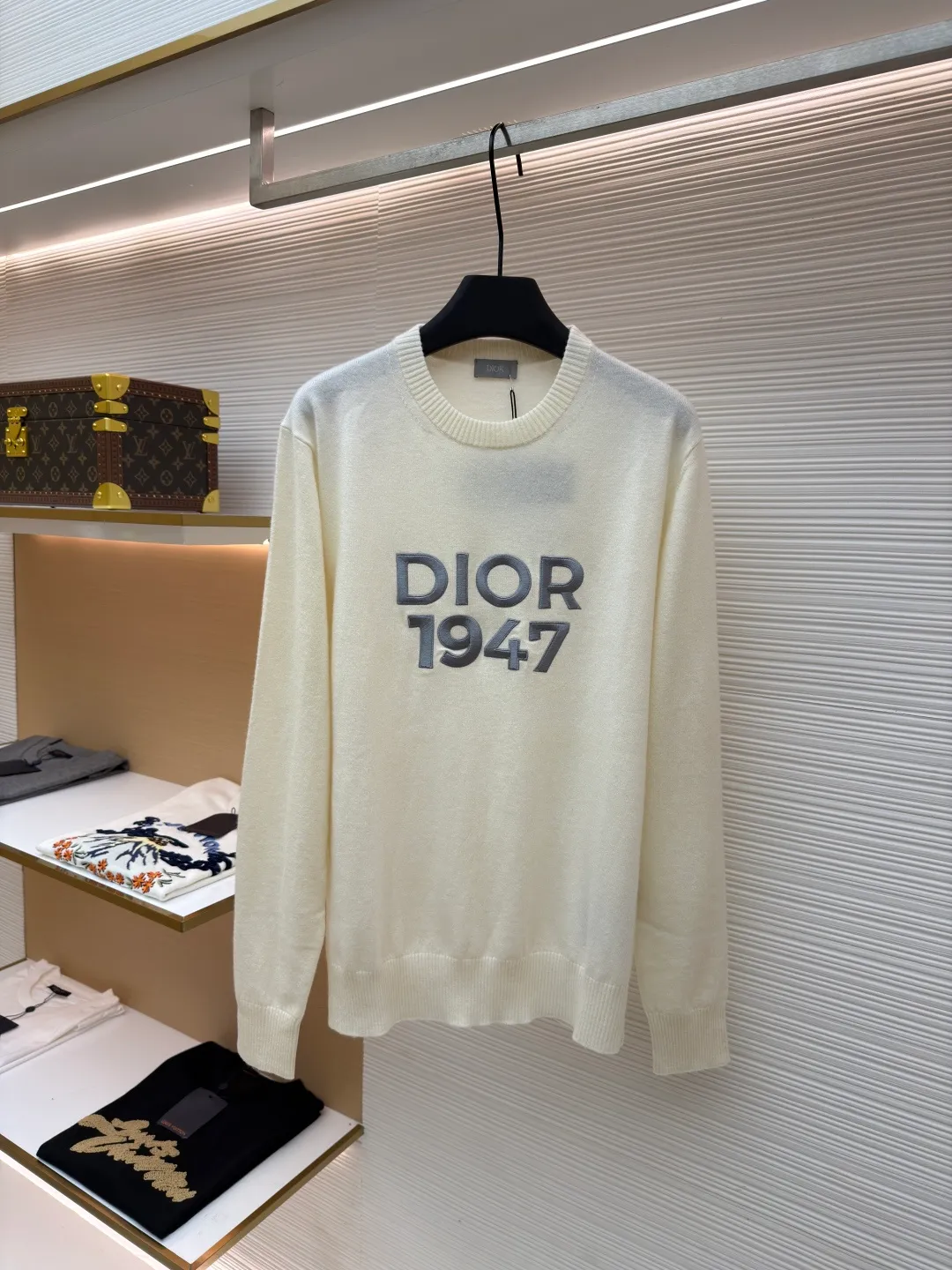 Dior 1947 embroidered bottoming sweater ●Original version: 14,000 purchased and developed ●Item number: 1681271-B05 ●Fabric: wool blended fabric ●Technology: embroidery production ●Color: white ●Version: fitted version ●Weight: about 305 grams ●Size: XS-S-M-L ●Description: The original version was purchased from the official website for coloring [1:1 coloring and final dyeing]. The color similarity is as high as 95% or more. The wool material is customized [Zhenpin Cashmere]; the main advantages of cashmere are: [Delicate and soft]: High quality The cashmere fiber [average fineness is below 15.5 microns] (higher than 95% of similar levels), which is finer than the finest wool, and finer than other fibers such as mohair, alpaca, camel hair, etc.; because of its fineness, it will It is soft, and when you wear it next to your body, you will feel your whole body being kissed and touched by it, and relax; [Cashmere is a very warm material], maybe chemical fiber thermal underwear9 is also warm, but the warmth of cashmere is different, it is warm, fiber The curves and turns of the fibers form a layer of warm air that surrounds you, [light and soft but not stuffy]. Different grades of cashmere have different feelings, and the touch is quite different; even if cashmere is everywhere in the streets, high-standard cashmere is still in the minority. [Skin-friendly and smooth]: The overall wiring is straight and delicate, the fabric is comfortable and soft, and the color is consistent without color difference. It can be matched with the same style to create a fashionable look and control various occasions. Customized accessories, complete with three standards, same style for men and women!