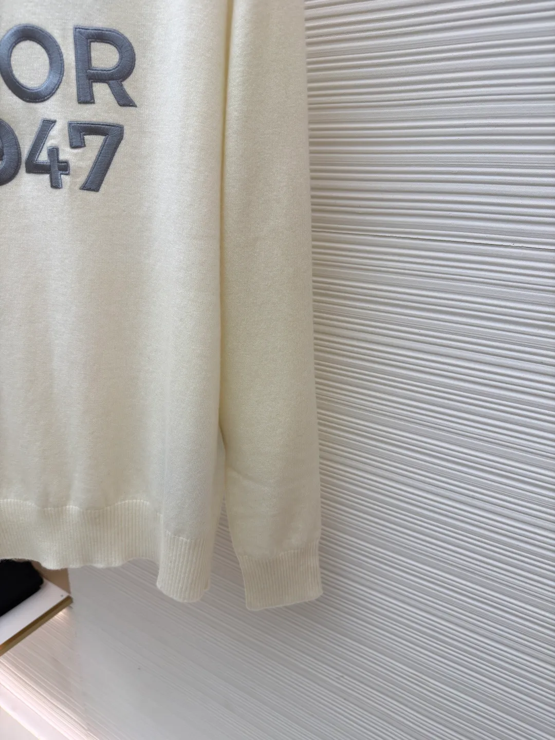 Dior 1947 embroidered bottoming sweater ●Original version: 14,000 purchased and developed ●Item number: 1681271-B05 ●Fabric: wool blended fabric ●Technology: embroidery production ●Color: white ●Version: fitted version ●Weight: about 305 grams ●Size: XS-S-M-L ●Description: The original version was purchased from the official website for coloring [1:1 coloring and final dyeing]. The color similarity is as high as 95% or more. The wool material is customized [Zhenpin Cashmere]; the main advantages of cashmere are: [Delicate and soft]: High quality The cashmere fiber [average fineness is below 15.5 microns] (higher than 95% of similar levels), which is finer than the finest wool, and finer than other fibers such as mohair, alpaca, camel hair, etc.; because of its fineness, it will It is soft, and when you wear it next to your body, you will feel your whole body being kissed and touched by it, and relax; [Cashmere is a very warm material], maybe chemical fiber thermal underwear9 is also warm, but the warmth of cashmere is different, it is warm, fiber The curves and turns of the fibers form a layer of warm air that surrounds you, [light and soft but not stuffy]. Different grades of cashmere have different feelings, and the touch is quite different; even if cashmere is everywhere in the streets, high-standard cashmere is still in the minority. [Skin-friendly and smooth]: The overall wiring is straight and delicate, the fabric is comfortable and soft, and the color is consistent without color difference. It can be matched with the same style to create a fashionable look and control various occasions. Customized accessories, complete with three standards, same style for men and women!