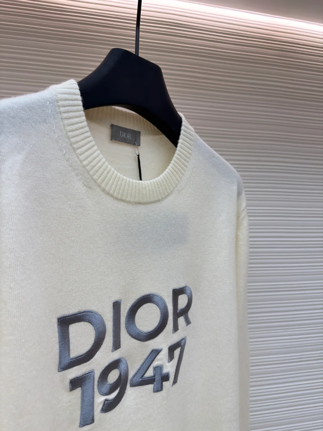 Dior 1947 embroidered bottoming sweater ●Original version: 14,000 purchased and developed ●Item number: 1681271-B05 ●Fabric: wool blended fabric ●Technology: embroidery production ●Color: white ●Version: fitted version ●Weight: about 305 grams ●Size: XS-S-M-L ●Description: The original version was purchased from the official website for coloring [1:1 coloring and final dyeing]. The color similarity is as high as 95% or more. The wool material is customized [Zhenpin Cashmere]; the main advantages of cashmere are: [Delicate and soft]: High quality The cashmere fiber [average fineness is below 15.5 microns] (higher than 95% of similar levels), which is finer than the finest wool, and finer than other fibers such as mohair, alpaca, camel hair, etc.; because of its fineness, it will It is soft, and when you wear it next to your body, you will feel your whole body being kissed and touched by it, and relax; [Cashmere is a very warm material], maybe chemical fiber thermal underwear9 is also warm, but the warmth of cashmere is different, it is warm, fiber The curves and turns of the fibers form a layer of warm air that surrounds you, [light and soft but not stuffy]. Different grades of cashmere have different feelings, and the touch is quite different; even if cashmere is everywhere in the streets, high-standard cashmere is still in the minority. [Skin-friendly and smooth]: The overall wiring is straight and delicate, the fabric is comfortable and soft, and the color is consistent without color difference. It can be matched with the same style to create a fashionable look and control various occasions. Customized accessories, complete with three standards, same style for men and women!