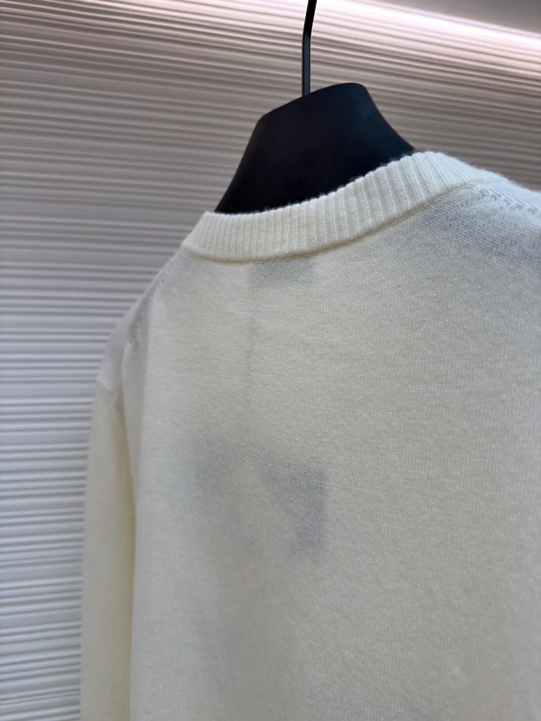 Dior 1947 embroidered bottoming sweater ●Original version: 14,000 purchased and developed ●Item number: 1681271-B05 ●Fabric: wool blended fabric ●Technology: embroidery production ●Color: white ●Version: fitted version ●Weight: about 305 grams ●Size: XS-S-M-L ●Description: The original version was purchased from the official website for coloring [1:1 coloring and final dyeing]. The color similarity is as high as 95% or more. The wool material is customized [Zhenpin Cashmere]; the main advantages of cashmere are: [Delicate and soft]: High quality The cashmere fiber [average fineness is below 15.5 microns] (higher than 95% of similar levels), which is finer than the finest wool, and finer than other fibers such as mohair, alpaca, camel hair, etc.; because of its fineness, it will It is soft, and when you wear it next to your body, you will feel your whole body being kissed and touched by it, and relax; [Cashmere is a very warm material], maybe chemical fiber thermal underwear9 is also warm, but the warmth of cashmere is different, it is warm, fiber The curves and turns of the fibers form a layer of warm air that surrounds you, [light and soft but not stuffy]. Different grades of cashmere have different feelings, and the touch is quite different; even if cashmere is everywhere in the streets, high-standard cashmere is still in the minority. [Skin-friendly and smooth]: The overall wiring is straight and delicate, the fabric is comfortable and soft, and the color is consistent without color difference. It can be matched with the same style to create a fashionable look and control various occasions. Customized accessories, complete with three standards, same style for men and women!