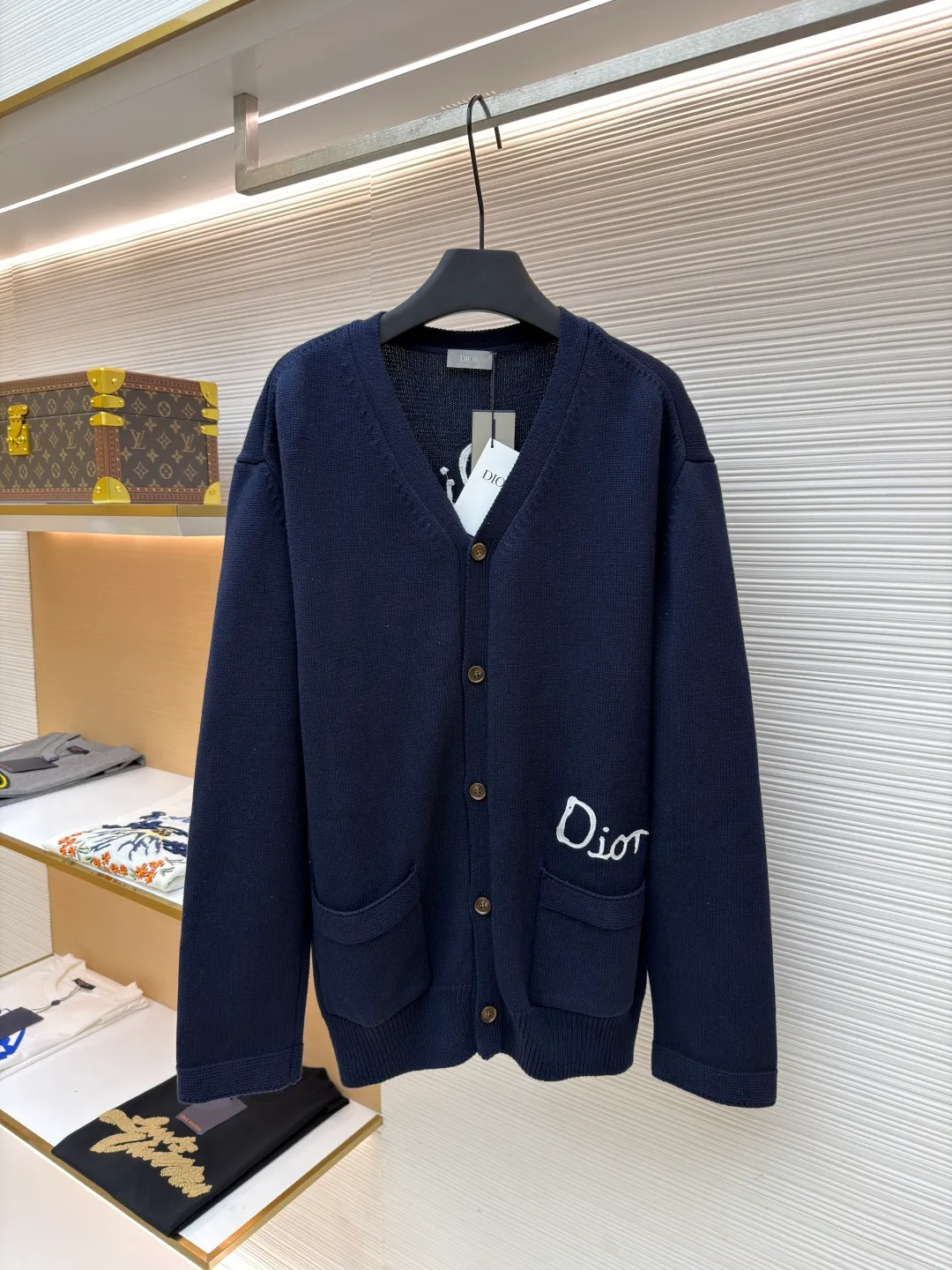 DIOR friend embroidered cotton blend button cardigan ●Original version: purchased and developed by 10539 ●Item number: 1681107-B40 ●Fabric: nylon fabric ●Technology: embroidery production ●Version: Loose fit ●Weight: about 805 grams ●Size: S-M-L-XL ●Description: Made of 40-count cotton yarn and 62% cotton. It is mixed with 38% polyester. The two types of wool are mixed and woven to effectively make the upper body more three-dimensional. The embroidery uses wool yarn high-density embroidery technology, and the front numbers are all embroidered with the joint series LOGO. The number of stitches is about 12,000. The buttons are made of natural horn buttons with the brand's logo on them. This cardigan displays the Dior For My Real Friends logo from the DIOR AND HYLTON NEL collaboration. Crafted from white cotton-blend jersey with embroidery on the front and back, button fastening and ribbed trims. It can add style to any look. The overall wiring is straight and delicate, the fabric is comfortable and soft, and the color is consistent without color difference. It can be matched with the same style to create a fashionable look and control various occasions. Customized accessories, complete with three standards, same style for men and women!