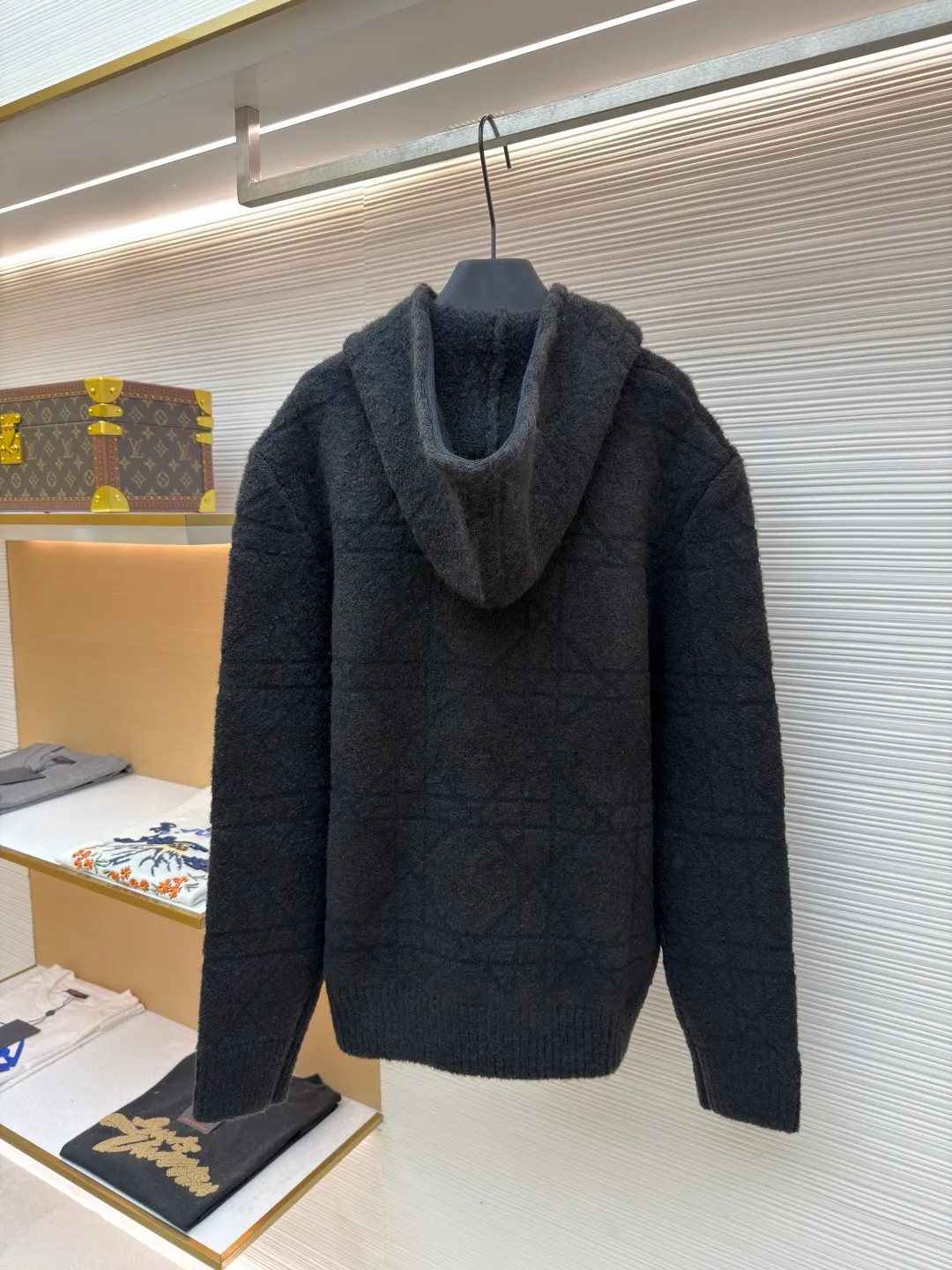 Dior diamond pattern jacquard knitted hoodie ●Original version: 24000 purchased and developed ●Item number: 1681969-C10 ●Fabric: wool blended fabric ●Technology: jacquard knitting ●Color: black ●Version: fitted version ●Weight: about 1415 grams ●Size: XS-S-M-L ●Description: This is LV The 2025 autumn and winter series of plush hooded sweaters are made of 100% Albaka wool blend, and the yarn contains 30% alpaca. It is woven with a 16-needle coarse weaving process. The surface presents a matte plush texture and is twice as warm as ordinary wool. The main body of the garment is made of rhombus plaid jacquard, with a three-dimensional texture formed by alternating front and back stitching techniques without additional seams. The hood is made of one-piece knitting, with an invisible shaping lining built into the brim, making it more comfortable to wear. The drawstring is made of core-spun rope of the same material, and the rope ends are treated with metal crimping, making it durable and not easy to wear. The finished product is ironed with low-temperature steam to avoid damage to the plush fibers. The cuffs and hem are ribbed for long-lasting elasticity and a good fit. The whole piece is sewn in an Italian workshop, with no exposed threads in the details, continuing the exquisite standards of the brand's high-end knitted items. The overall stitching is straight and delicate, the fabric is comfortable and soft, and the color is consistent with no color difference. It can be matched with the same style to create a fashionable look and control various occasions. Customized accessories, complete with three standards, the same style for men and women!