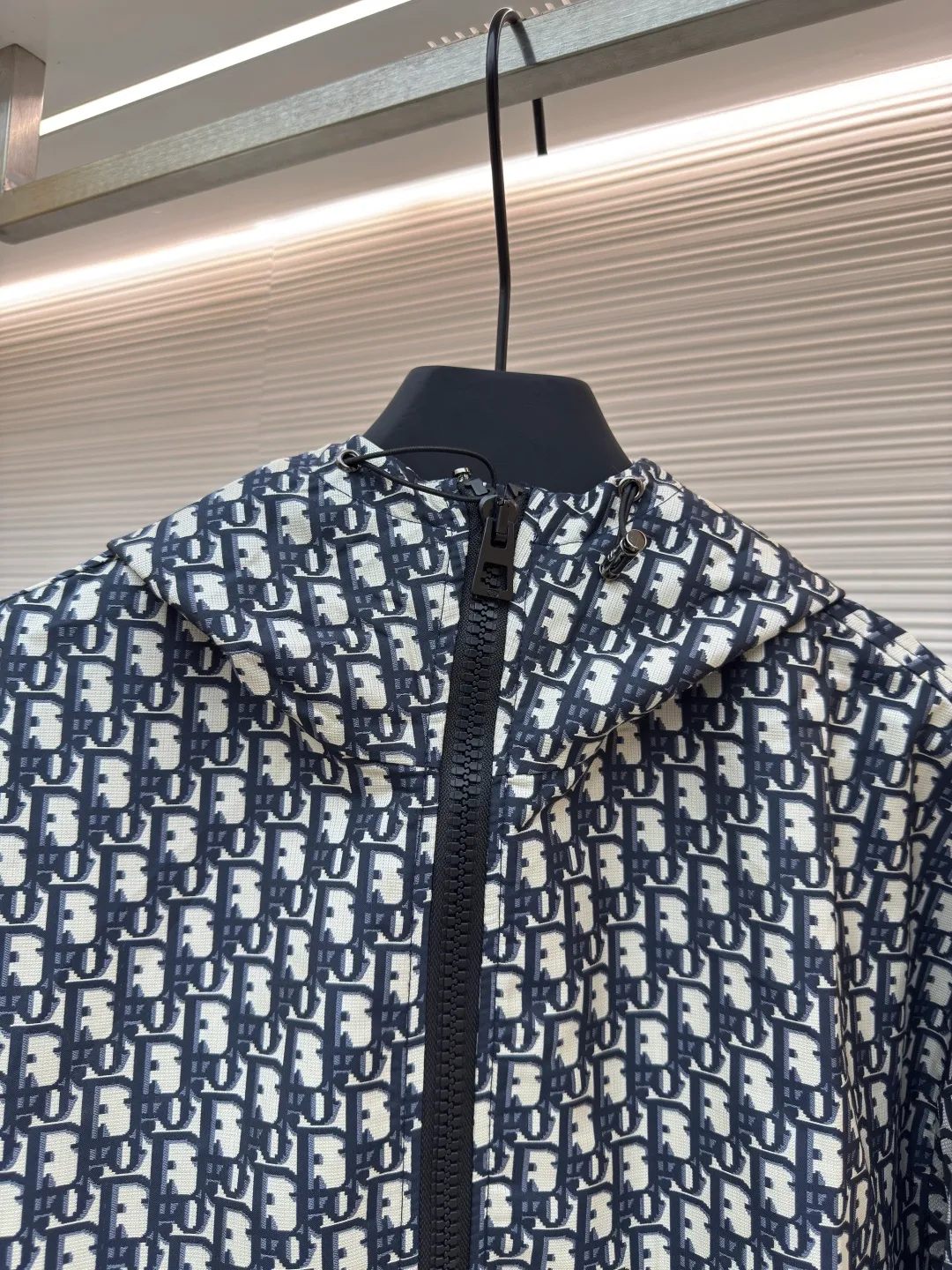 Dior CD jacquard windbreaker ●Authentic product: 34000 purchased and developed ●Item number: 1680664-C65 ●Fabric: polyester jacquard fabric ●Technology: made on positioning cutting machine ●Version: fitted version ●Weight: about 655 grams ●Size: XS-S-M-L ●Description: The fabric is made of 100% polyester jacquard fabric with a warp and weft density of 155*245. It uses royal blue + white two-color warp yarns. The weft yarns are dyed in batches. The warp and weft yarns are all made of 150D polyester long fiber high F yarns. The high-speed rapier jacquard woven raw embryos are then washed and shaped to produce finished fabrics. The left pocket of the front panel is embroidered with a Behringer embroidery machine imported from Japan. The bee CD letters are embroidered with monochrome silk rays on the left and right front panels. The diagonal letters are opposite each other, and the patch pocket is composed of three pieces: bottom bag + surface bag + bag flap, plus a total of 4 pieces on the front panel. The diagonal letters are interlocked to restore the floral tailoring. After taking rough samples of all the cutting pieces, they are hand-made and individually numbered to restore the pattern and then cut the actual sample. The cutting is very difficult, the amount of fabric is doubled and it is extremely time-consuming. It is equipped with CD letters and bright-colored pig-nose buttons. The overall routing is straight and delicate, the fabric is comfortable and soft, and the color is consistent and has no color difference. It can be matched with the same style to create a fashionable look, and can be used in various occasions. Customized accessories, complete with three standards, same style for men and women!