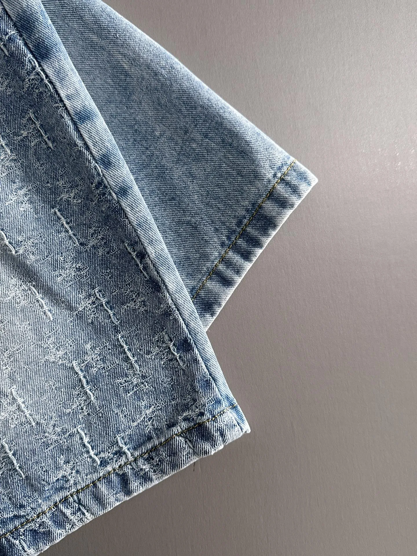 🅿️330 Dior 2025 summer new jeans denim shorts are produced using imported Japanese Denim plain cotton denim fabrics, complete with three standards, and the top stonewashing process makes the texture reach the old taste of the 1980s, soft, delicate, comfortable and breathable.