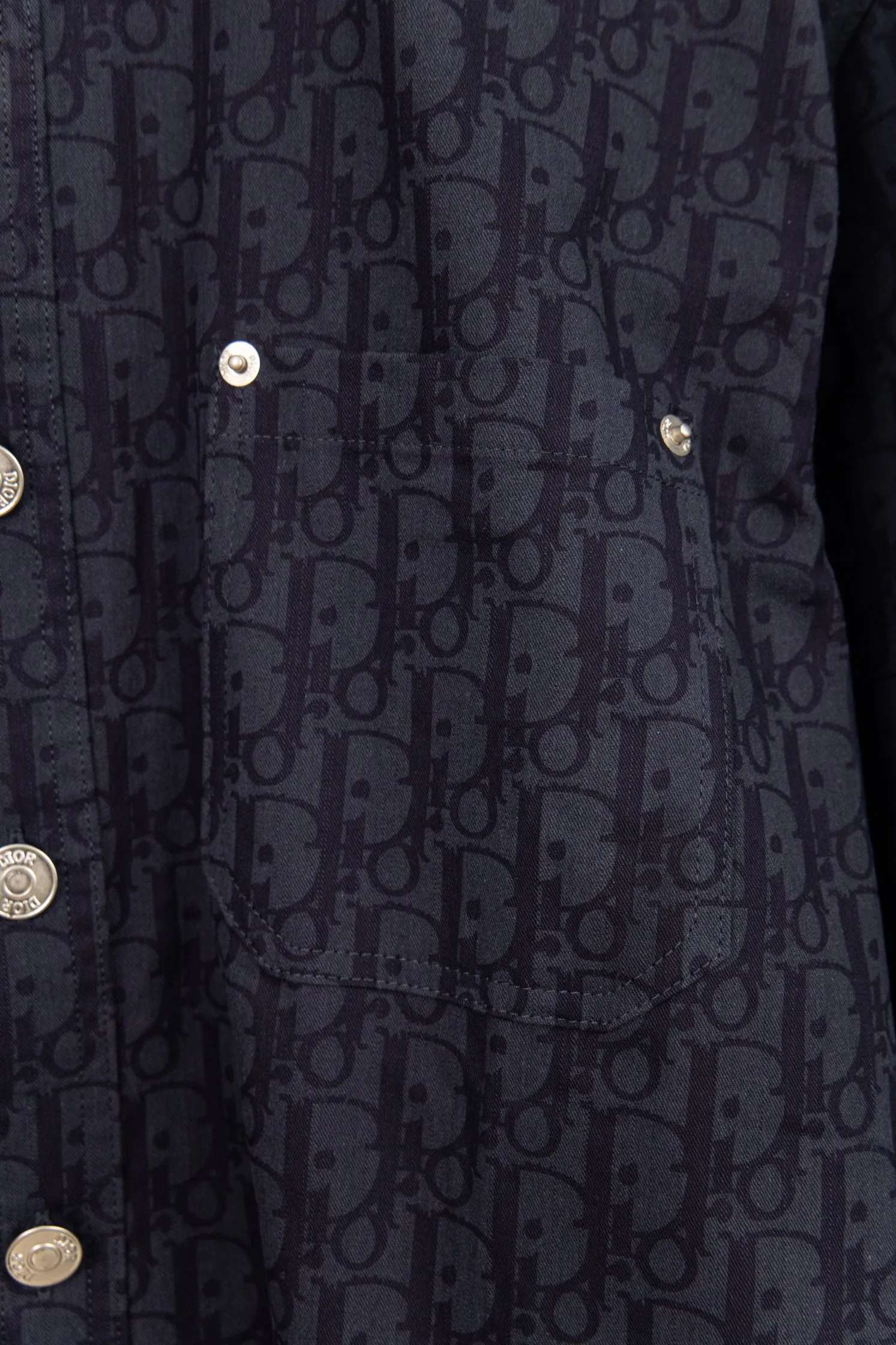 🅿️260 New: Style number: B118 DIOR/Dior’s new classic all-over logo printed casual printed shirt jacket for men and women 1⃣️The fabric adopts imported printing machine batch all-over printing technology, perfect control, different from other versions in the market, very high-quality fabric! Precise and high-quality craftsmanship allows the logo and fabric to be integrated into one! 2⃣️After washing, the upper body is soft and comfortable, extremely delicate, and feels solid, smooth and soft. The fabric has the characteristics of being wrinkle-free and has an invincible feel. The details are perfectly handled! 3⃣️The workmanship details are perfectly controlled, all are hemmed with vest technology, and the inside of the sleeves are also used. Different from the four-needle and five-thread workmanship, the collar is also designed with interlining, which shows high-end fashion and personality. The style is fashionable, simple and elegant, and it is a very versatile jacket! 4⃣️Hang tag accessories are all customized with the original version! Same style for men and women Color: washed blue Size: S, M, L, XL