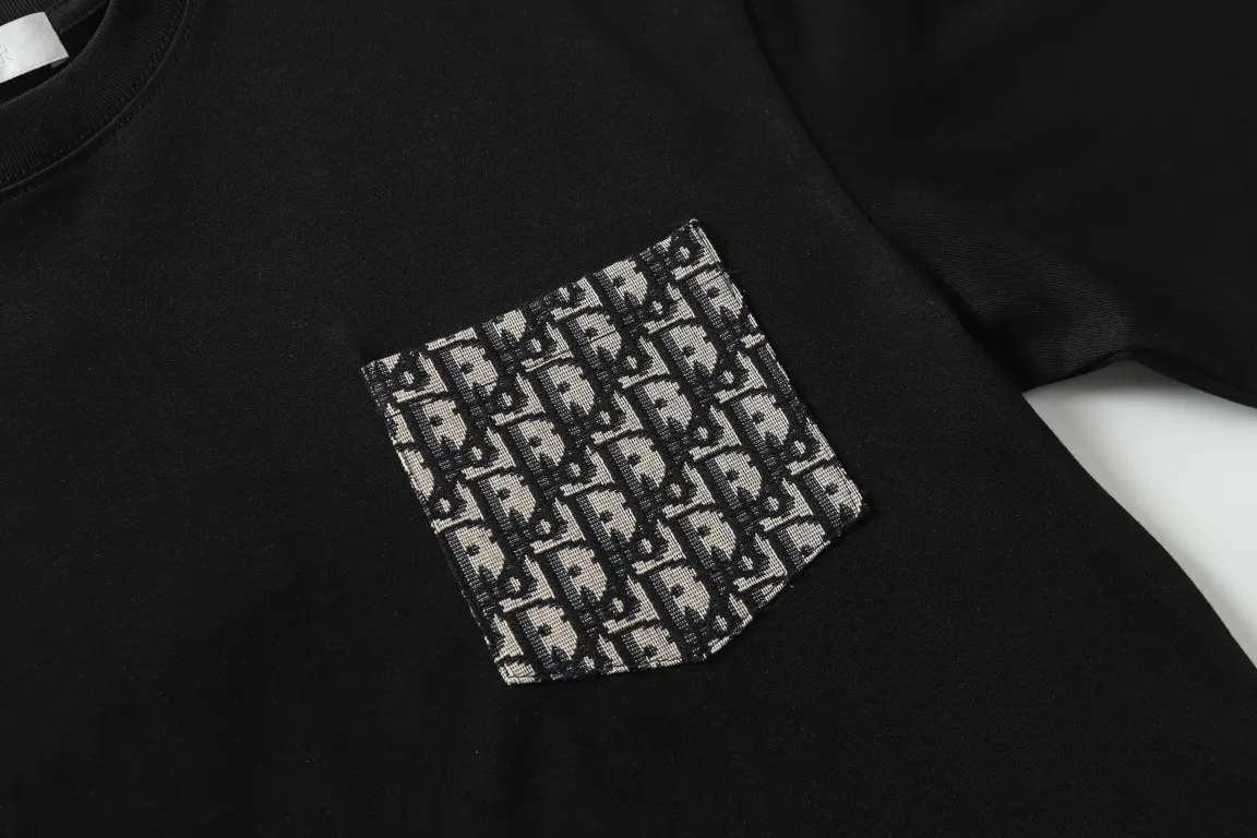 🅿️190 "D18" Dior/Dior 25ss patch-all-over printed pocket short-sleeved T-shirt, 280 heavyweight pure cotton fabric, made of specific heavyweight 32S fine cotton jersey fabric, 280g weight; with 32s+70D drawbar thread, 280g:95/fine cotton*5% spandex double yarn rib. The worsted cotton material is light, thin and breathable, with a strong cotton feel on the hand and strong breathability and moisture absorption; the threads are woven into combed cotton fabric using a blending process, making the fabric very soft to the touch. The worsted cotton material is light, thin and breathable, has a strong cotton feel on the hand, is breathable and hygroscopic; it is not easy to wrinkle and does not require special care. 32-needle high-end textile imported from the rib, 70D ultra-fine elastic stitching, nearly non-feeling stitching, comfortable and fit the body shape.  Size: xs s m l Color: black white