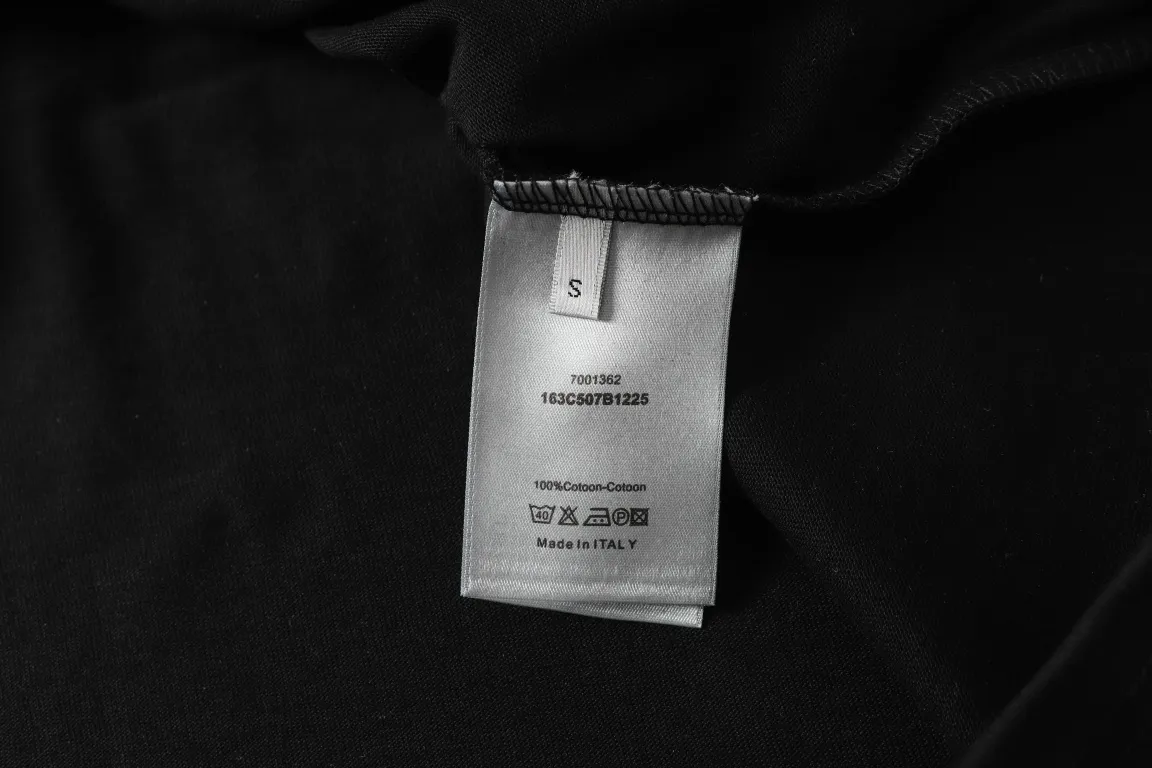 🅿️190 "D18" Dior/Dior 25ss patch-all-over printed pocket short-sleeved T-shirt, 280 heavyweight pure cotton fabric, made of specific heavyweight 32S fine cotton jersey fabric, 280g weight; with 32s+70D drawbar thread, 280g:95/fine cotton*5% spandex double yarn rib. The worsted cotton material is light, thin and breathable, with a strong cotton feel on the hand and strong breathability and moisture absorption; the threads are woven into combed cotton fabric using a blending process, making the fabric very soft to the touch. The worsted cotton material is light, thin and breathable, has a strong cotton feel on the hand, is breathable and hygroscopic; it is not easy to wrinkle and does not require special care. 32-needle high-end textile imported from the rib, 70D ultra-fine elastic stitching, nearly non-feeling stitching, comfortable and fit the body shape.  Size: xs s m l Color: black white
