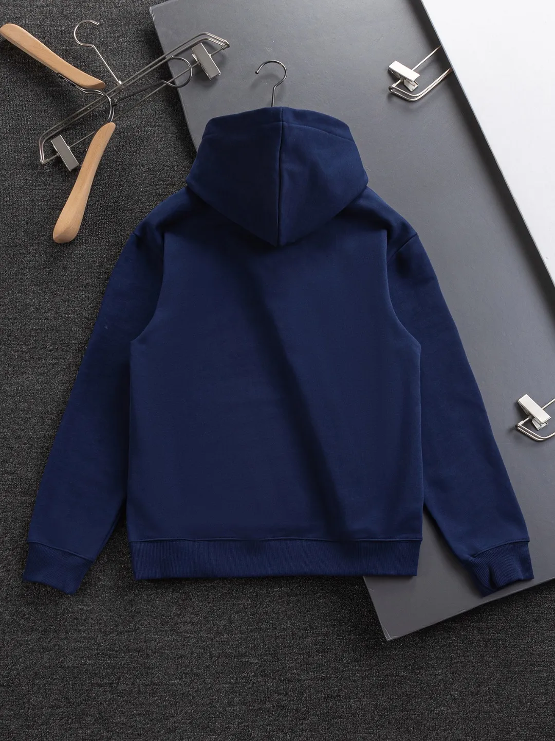 🅿️330 DIOR Dior CD micro wide version S-XL DIOR 25SS autumn and winter hooded sweatshirt timeless classic counter letter hand-painted signature on the chest🪡 embroidery As the leader in the luxury world, the D family is well-deserved. The first thing that catches the eye is the loose and comfortable black and white solid color version of the piece we are going to talk about today. The ribbed round collar has become the best modification of its version, and the D family has the upper body LOGO listed on the front, and the unique embroidery design of the letter logo patch highlights the texture! The most traditional modification method combined with the simplest color scale contrast forms the strongest and direct contrast, and this is often the most concise and clear minimalist modification method~~A nostalgic classic atmosphere also spreads in this work inadvertently! ! Featuring a distinctive 47 logo patch embroidery on the front, a unique tribute to Dior's historic year! Coupled with the blessing of 440 grams of cotton material, both the comfort of the upper body is unparalleled. It can be said to be a must-have companion in summer. The excellent breathability and comfortable wearing feeling are unparalleled~ Recommended! ! Color: Black and white Size: S-XL Size chart: S: Shoulder width 51-Bust 56-Length 69 M: Shoulder width 52.5-Bust 58-Length 71 L: Shoulder width 54-Bust 60-Length 73 XL: Shoulder width 55.5-Bust 62-Length 75
