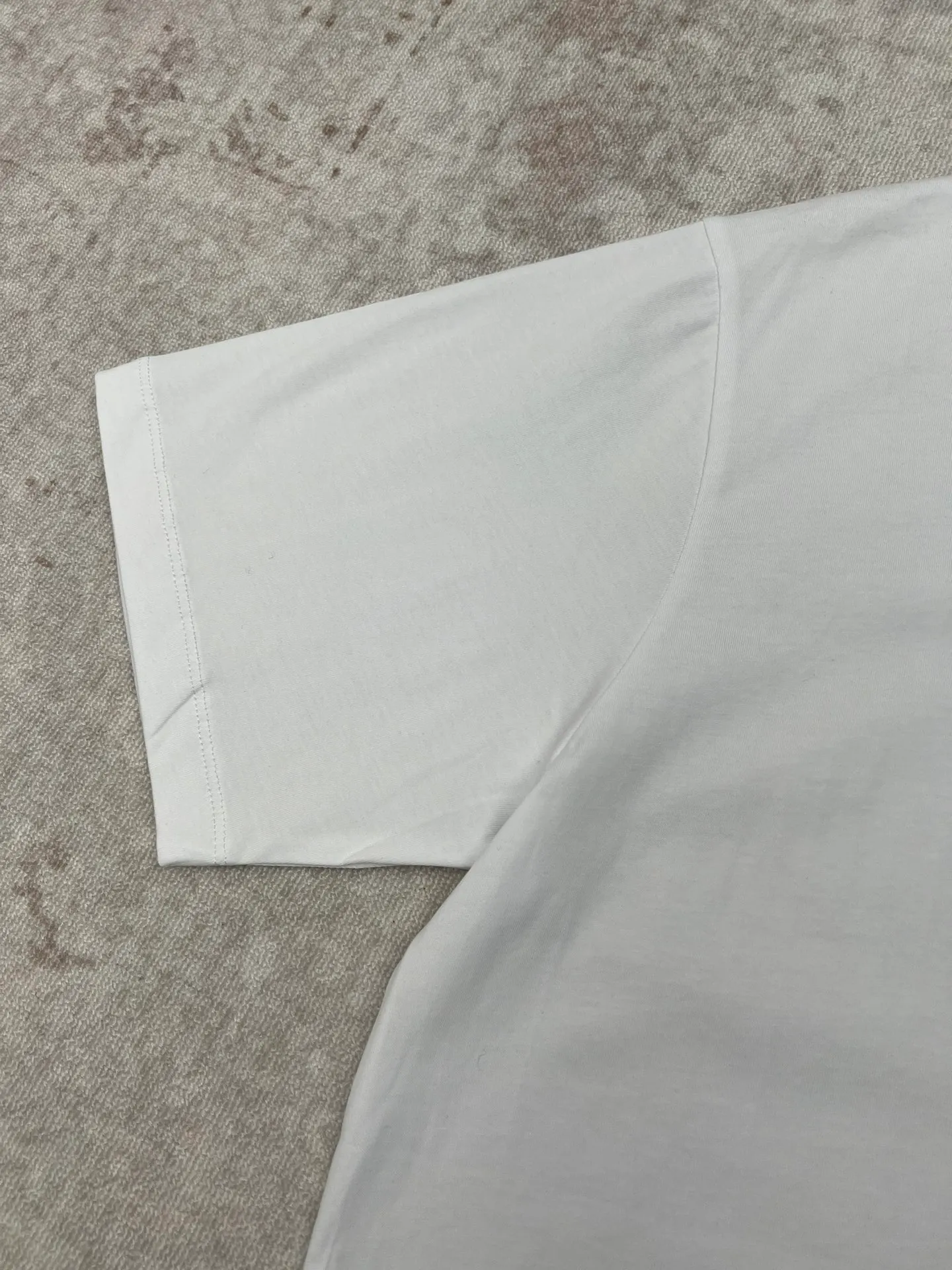 🅿️250 Dior 25ss new loose fit T-shirt white cotton jersey fabric Dior Mountain embroidery This Dior Mountain T-shirt is a new product of the 2026 spring men's collection. It is decorated with multi-color patches to show the mountain spirit and the classic Dior Haute Couture style logo inspired by the Dior archives. Crafted from white cotton jersey and featuring a crew neck, it can be worn with the collection's trousers for a sophisticated look. Size: S.M.L.