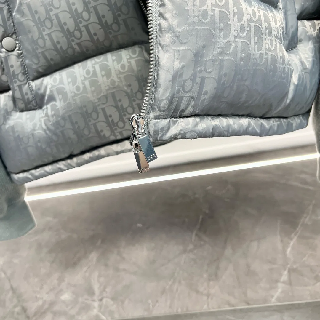 🅿️800 Dior CD Home Gray Our very slow hardware comes from the hardware zippers and electroplating process imported from Taiwan. You can compare my zipper with other zippers. You can listen to the sound of the zipper. It is tight, smooth and smooth. Secondly, our buttons are all facing in one direction. The buttons use the latest technology TPU apron. The reset is more sensitive than ordinary metal. The tensioner damping has higher precision in each feel, is more wear-resistant and more durable. Third, please note that wool products are bound to pill, but the probability of pilling varies depending on the time and place of use (it is recommended not to buy it). Fourth, please put mothballs on wool products when they are not being worn. The fabric is still made using Japan's Mitsubishi Textile jacquard technology with a high density of 150,000 stitches per square centimeter. It is then dip-dyed with pure water from Japan's Komatsu Refining Co., Ltd. in non-circulating segments, ensuring that every square foot of cloth on your body can be colorful with small color difference and energetic reflections can be seen on the sides. All pockets are made of pure cotton TR cloth. Pockets are the places we touch most during use. It may be touched hundreds of times a day, so we insist on saving money, and you can't tell if we can reduce the cost by 10 yuan. However, in order to pursue durability, and the original FK, we still choose the fabric used to make overalls as pocket cloth. This kind of fabric is widely used to make overalls, suit pants, suits, outdoor camping, and jungle trekking fabrics, so there is no problem if you touch your pockets hundreds of times a day. 95% pure white duck down, top-notch world-destroying version, and only made in one order. Hurry up and put it on the shelves, it may be taken off the shelves soon. Color: black, navy blue, gray Size: 44, 46, 48, 50, 52