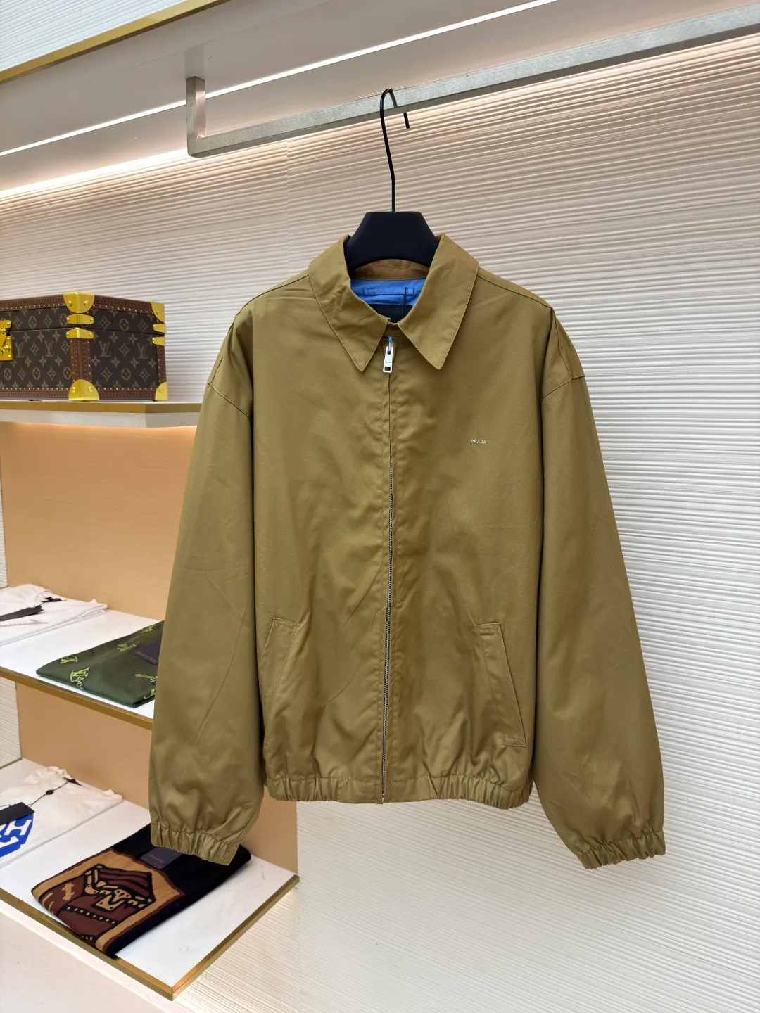 PRADA Embroidered Logo Zipper Executive Jacket ●Original version: Purchased and developed for 19300 ●Item number: 1680845-B60 ●Material: Xinjiang lamb cotton fabric ●Technology: embroidery production ●Version: fitted version ●Weight: about 740 grams ●Size: 46-48-50-52 ●Description: 32-count cotton yarn is dyed and woven. This cotton material is made of Xinjiang small white cotton, which is dyed 1:1 after the original custom weaving. The same fabric is matched with the same material and is custom-woven and dyed. The fabric took two months to make. The chest embroidery is made using an imported embroidery machine. The effect presents a three-dimensional visual sense, and each letter line is clear. The inner lining is decorated with hyacinths, dates are punched, the bags are opened, etc... The workmanship of the entire garment is close to 30%. The zipper is electroplated in bright white No. 5, with the brand's logo laser-engraved on the surface, and the buttons are made of natural resin. This cotton style features a relaxed style with a soft, lightweight silhouette. The overall wiring is straight and delicate, the fabric is comfortable and soft, and the color is consistent without color difference. It can be matched with the same style to create a fashionable look and control various occasions. Customized accessories, complete with three standards, same style for men and women!