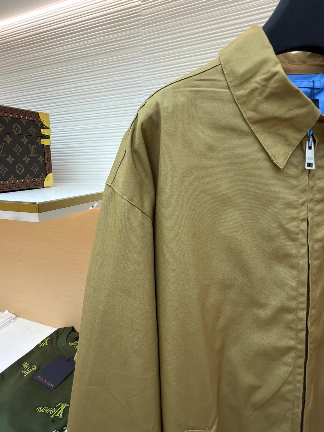 PRADA Embroidered Logo Zipper Executive Jacket ●Original version: Purchased and developed for 19300 ●Item number: 1680845-B60 ●Material: Xinjiang lamb cotton fabric ●Technology: embroidery production ●Version: fitted version ●Weight: about 740 grams ●Size: 46-48-50-52 ●Description: 32-count cotton yarn is dyed and woven. This cotton material is made of Xinjiang small white cotton, which is dyed 1:1 after the original custom weaving. The same fabric is matched with the same material and is custom-woven and dyed. The fabric took two months to make. The chest embroidery is made using an imported embroidery machine. The effect presents a three-dimensional visual sense, and each letter line is clear. The inner lining is decorated with hyacinths, dates are punched, the bags are opened, etc... The workmanship of the entire garment is close to 30%. The zipper is electroplated in bright white No. 5, with the brand's logo laser-engraved on the surface, and the buttons are made of natural resin. This cotton style features a relaxed style with a soft, lightweight silhouette. The overall wiring is straight and delicate, the fabric is comfortable and soft, and the color is consistent without color difference. It can be matched with the same style to create a fashionable look and control various occasions. Customized accessories, complete with three standards, same style for men and women!