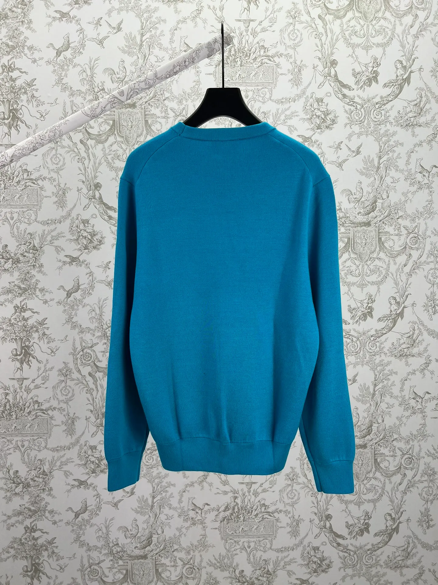 🅿️540 Dior's new knitted sweater is a new product in the 2024 winter men's wear series, decorated with a brushed Christian Dior Couture jacquard logo. Crafted from blue sheep's wool blend, it has a classic silhouette with a crew neck and ribbed details. The comfortable style will enhance any casual look. Size: S.M.L.XL.