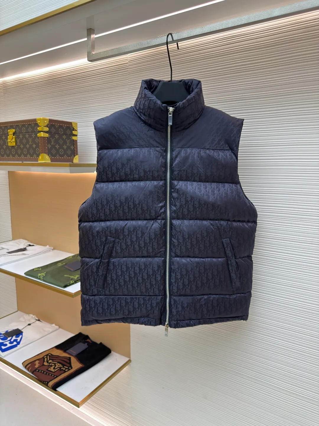 Dior oblique dark pattern old flower stand collar vest ●Original version: purchased and developed by 13855 ●Item number: 1680765-B90 ●Fabric: down fabric ●Technology: full-width jacquard production ●Version: fitted version ●Weight: about 690 grams ●Size: 46-48-50-52-54-56 ●Description: This is a down with ultra-complex craftsmanship. The customization cycle of the fabric is as long as 50 days. Based on the original fabric, laser jacquard makes the whole piece concave and convex, with a stronger three-dimensional effect and a more obvious 3D effect. ✨This fabric has a good hand feel, and the dark pattern presbyopia on it is very low-key. The fabric shows a dark luster and is extremely waterproof! The real texture is more perfect, custom-woven high-density satin nylon material and dark jacquard weave, simple and refreshing, thick and fluffy, super three-proof fabric, waterproof, stain-proof and dust-proof! ✨ Full-width jacquard LOGO, ultra-high-end luxury and style. The handsomeness and eye-catching index of the upper body are absolutely NO. 1. Fully custom-woven jacquard LOGO technology fabric, high-density polyester fiber. It is a new type of heat-insulating and light-weight fabric. It has a light texture, delicate and soft warmth and breathability. Especially the LOGO jacquard produces different light and dark interweaving under different lights! The overall wiring is straight and delicate, the fabric is comfortable and soft, and the color is consistent without color difference. It can be matched with the same style to create a fashionable look and control various occasions. Customized accessories, complete with three standards, same style for men and women!