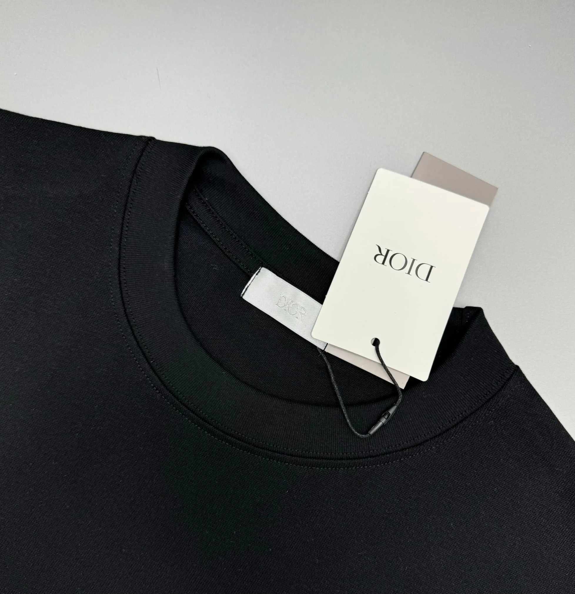 🅿️210 (top version, differentiated currency) will not be taken off the shelves all year round, sell with confidence. Style: Dior/DIO.R short-sleeved T-shirt. Fabric: 300g double yarn 100% cotton. Rib: 320g heavy Sorona 1*1 trendy brand. Craftsmanship: imported machine embroidered logo. Color: white black. Size: XS S M L. Gender-neutral. Same style for men and women.
