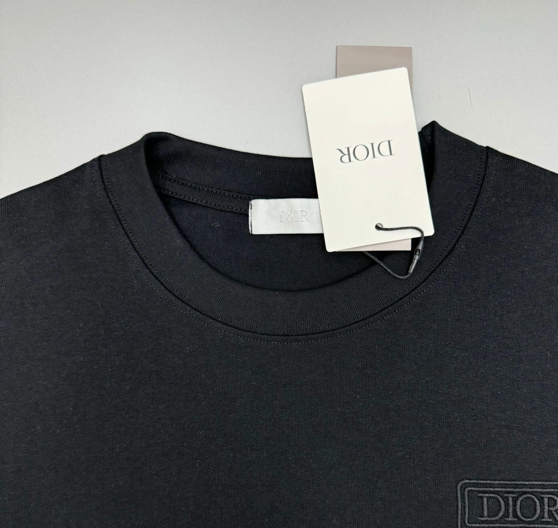 🅿️210 (top version, differentiated currency) will not be taken off the shelves all year round, sell with confidence. Style: Dior/DIO.R short-sleeved T-shirt. Fabric: 300g double yarn 100% cotton. Rib: 320g heavy Sorona 1*1 trendy brand. Craftsmanship: imported machine embroidered logo. Color: white black. Size: XS S M L. Gender-neutral. Same style for men and women.
