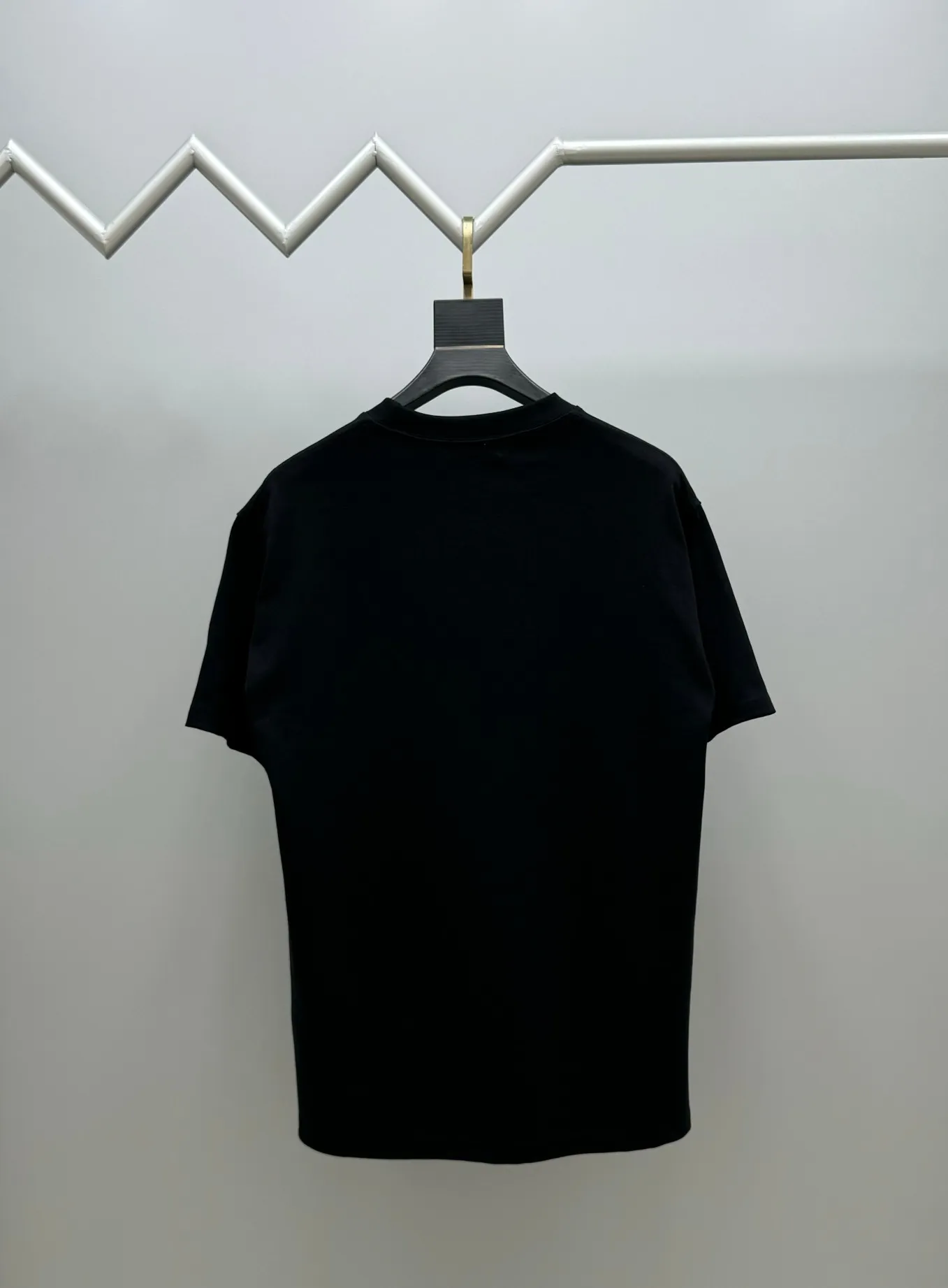 🅿️210 (top version, differentiated currency) will not be taken off the shelves all year round, sell with confidence. Style: Dior/DIO.R short-sleeved T-shirt. Fabric: 300g double yarn 100% cotton. Rib: 320g heavy Sorona 1*1 trendy brand. Craftsmanship: imported machine embroidered logo. Color: white black. Size: XS S M L. Gender-neutral. Same style for men and women.