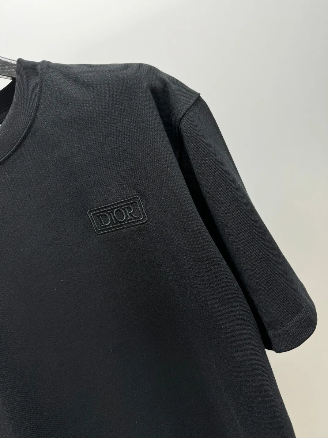 🅿️210 (top version, differentiated currency) will not be taken off the shelves all year round, sell with confidence. Style: Dior/DIO.R short-sleeved T-shirt. Fabric: 300g double yarn 100% cotton. Rib: 320g heavy Sorona 1*1 trendy brand. Craftsmanship: imported machine embroidered logo. Color: white black. Size: XS S M L. Gender-neutral. Same style for men and women.