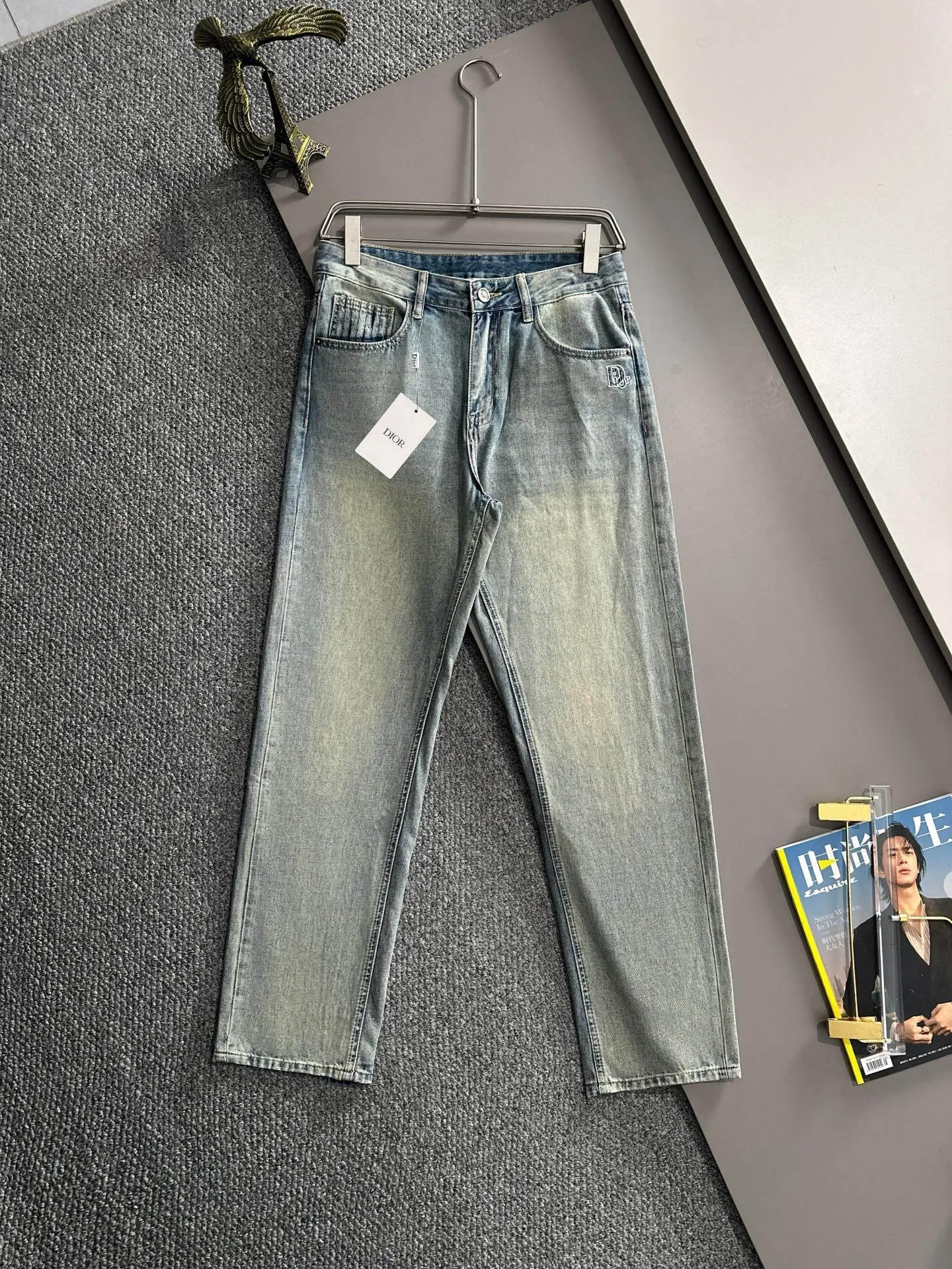 🅿️400 Dior 2025 summer loose wide-leg jeans and straight trousers, the trend in the trend! Many fashion bloggers control the upper body. The water is woven from imported Japanese Denim plain cotton denim fabric. It has three standards, is soft, delicate, comfortable and breathable. The color has a modern and fashionable vicissitudes. The upper body is versatile and fashionable! Light luxury, a must-have item for daily commuting! Code number: 28-40 (please state your height and weight when placing an order)